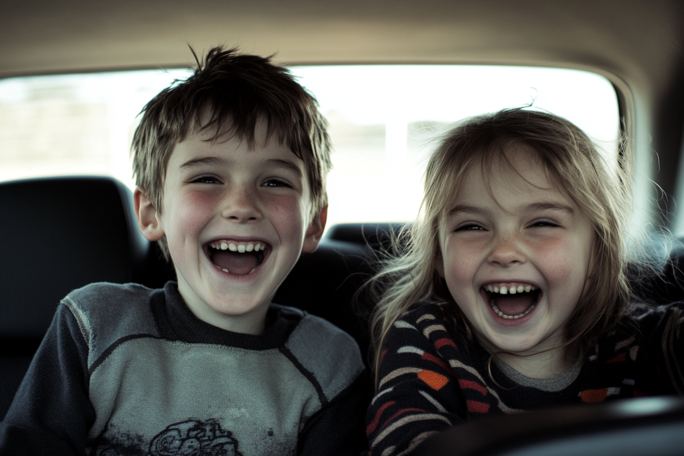 Des enfants heureux et excités sur la banquette arrière d'une voiture | Source : Midjourney