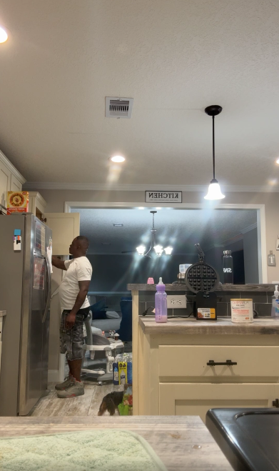 Shamarcus Carr récupère quelque chose dans son garde-manger lors de son livestream du 14 juin 2025 | Source : Facebook/Thè Frenchman