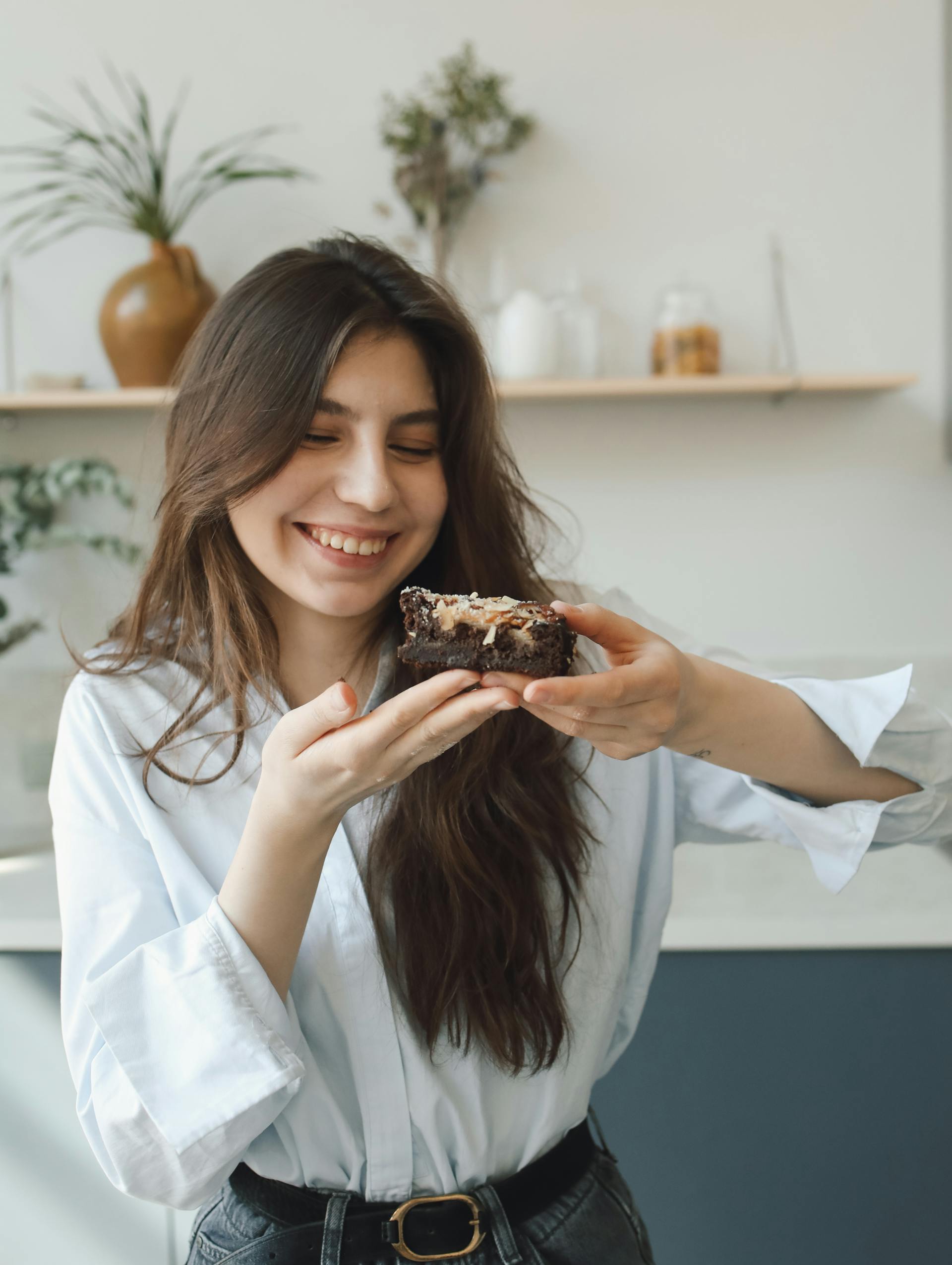 Une femme tenant une part de gâteau | Source : Pexels