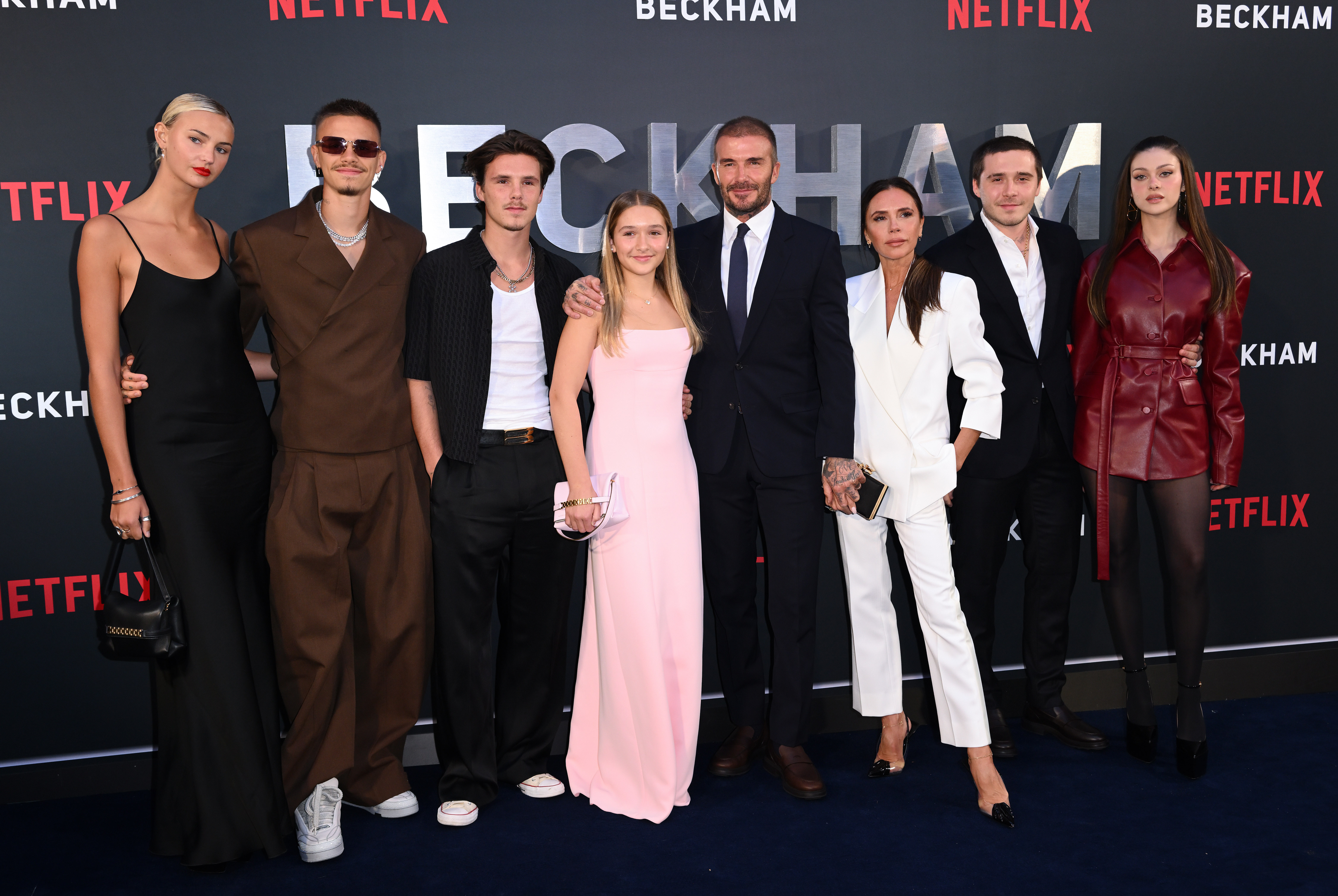 Mia Regan avec Romeo, Cruz, Harper, David et Victoria Beckham ainsi que Brooklyn et Nicola Peltz Beckham | Source : Getty Images