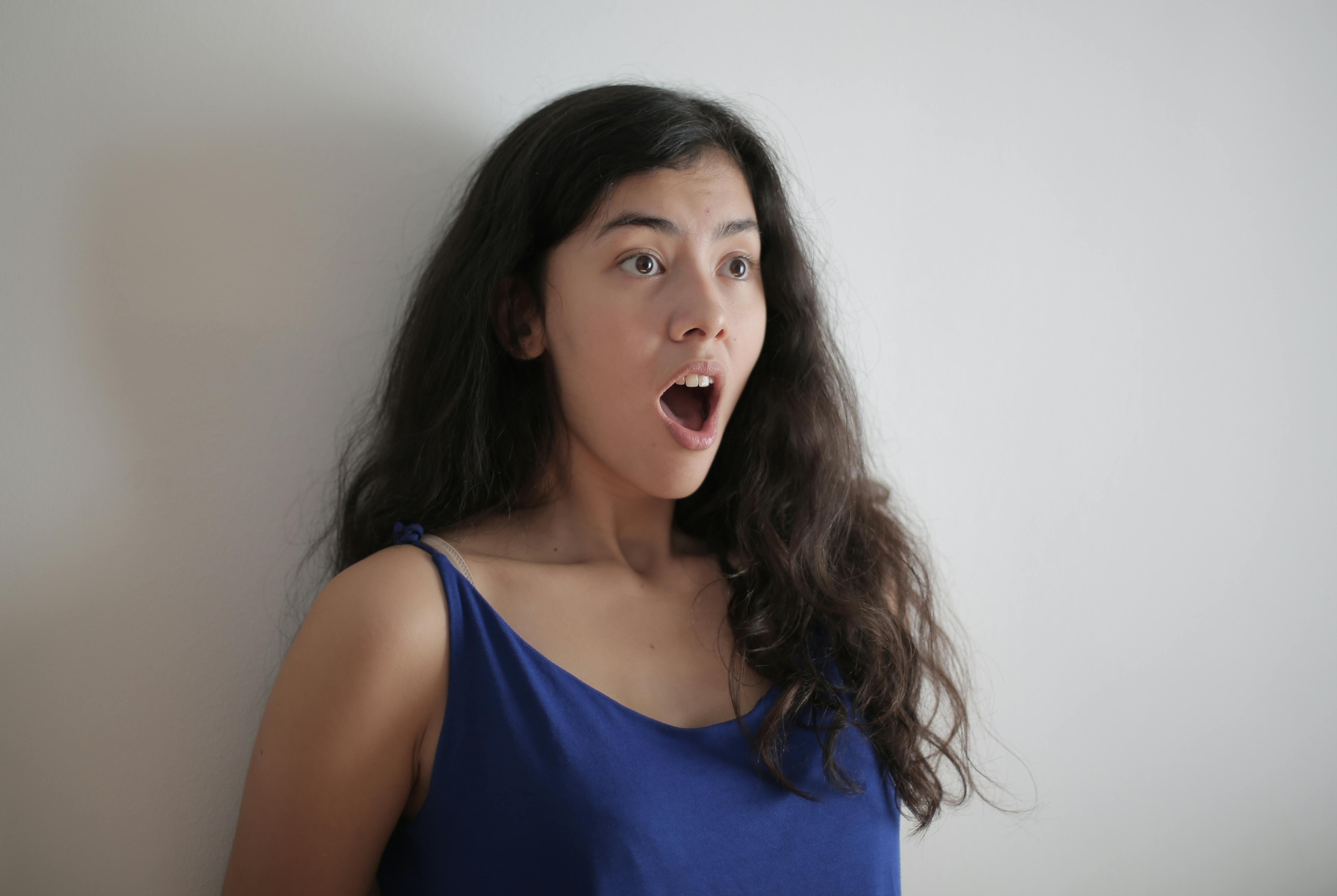 Une femme choquée se tenant contre un mur | Source : Pexels