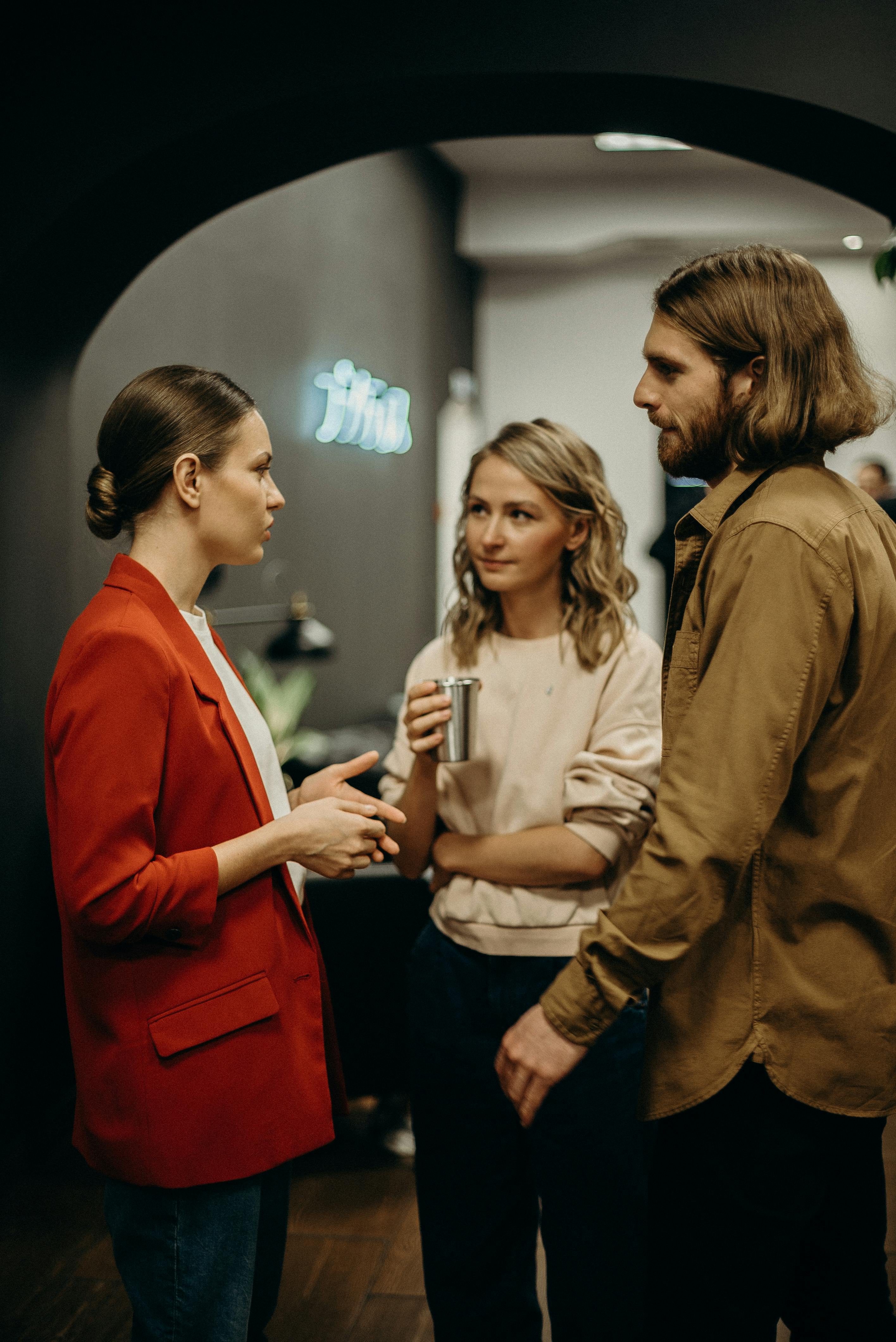 Deux femmes et un homme en train de parler | Source : Pexels