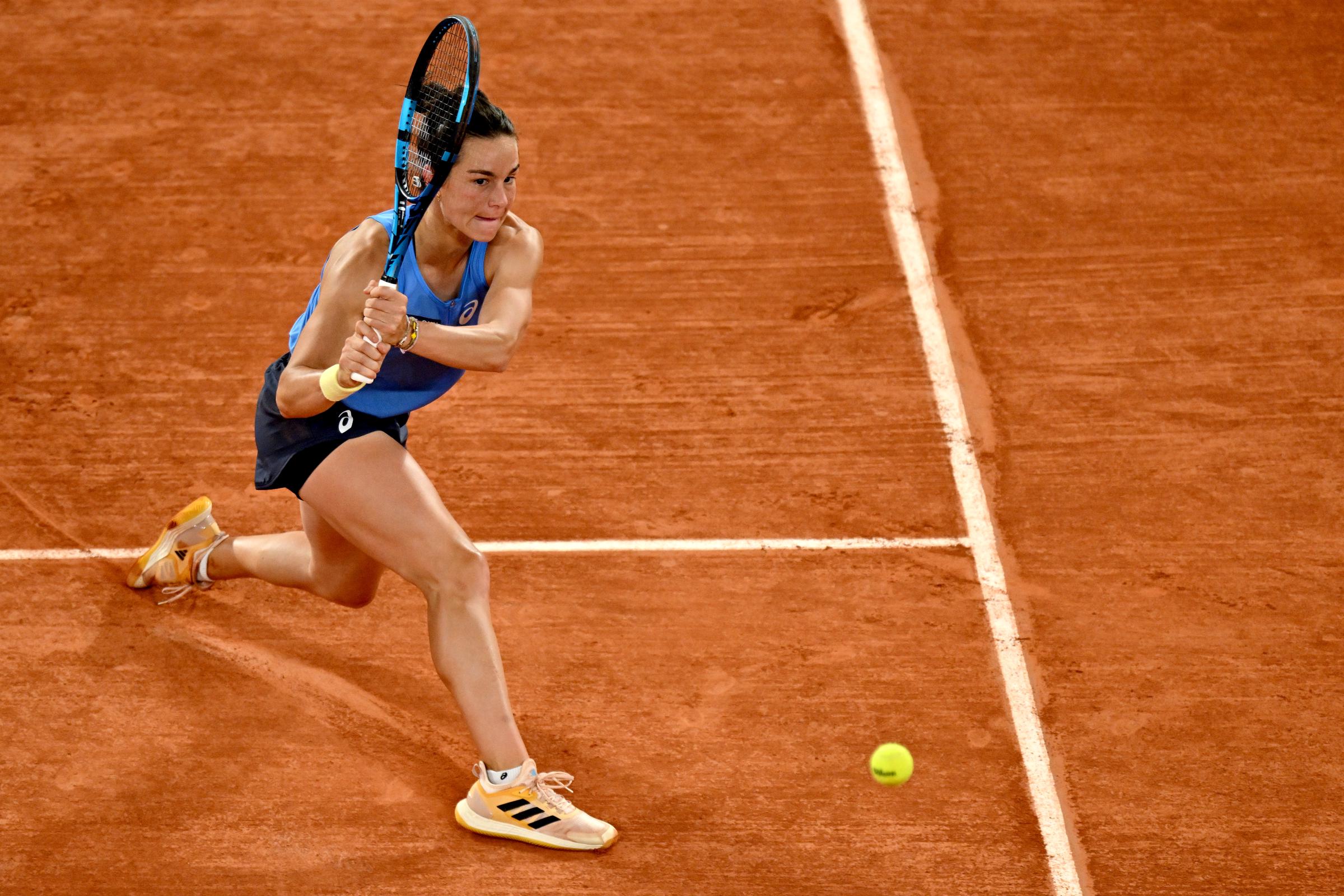 Loïs Boisson de France joue un revers contre Coco Gauff des États-Unis dans le match de demi-finale du simple féminin lors de la douzième journée des Internationaux de France 2025 à Roland Garros le 05 juin 2025 à Paris, France I Source : Getty Images