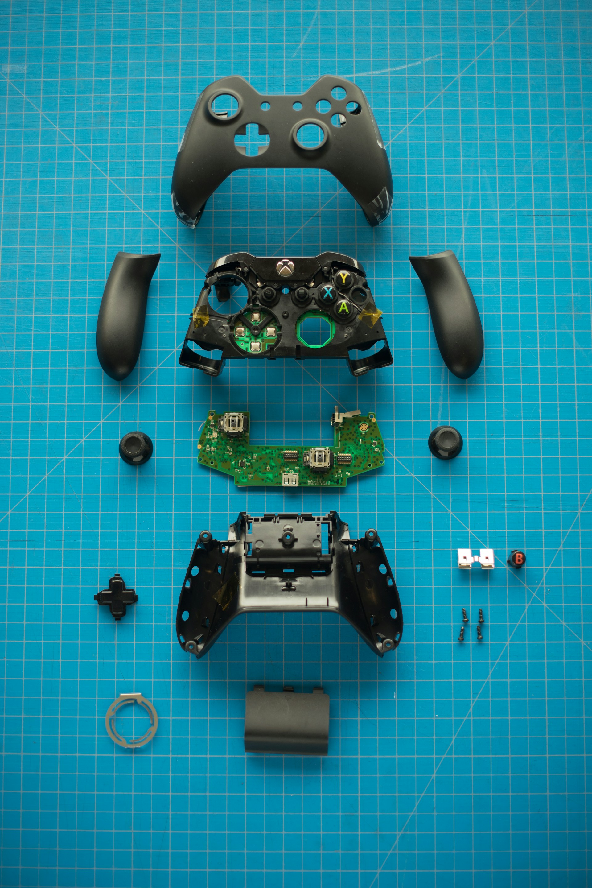 Une télécommande de console de jeu gisant en morceaux | Source : Unsplash