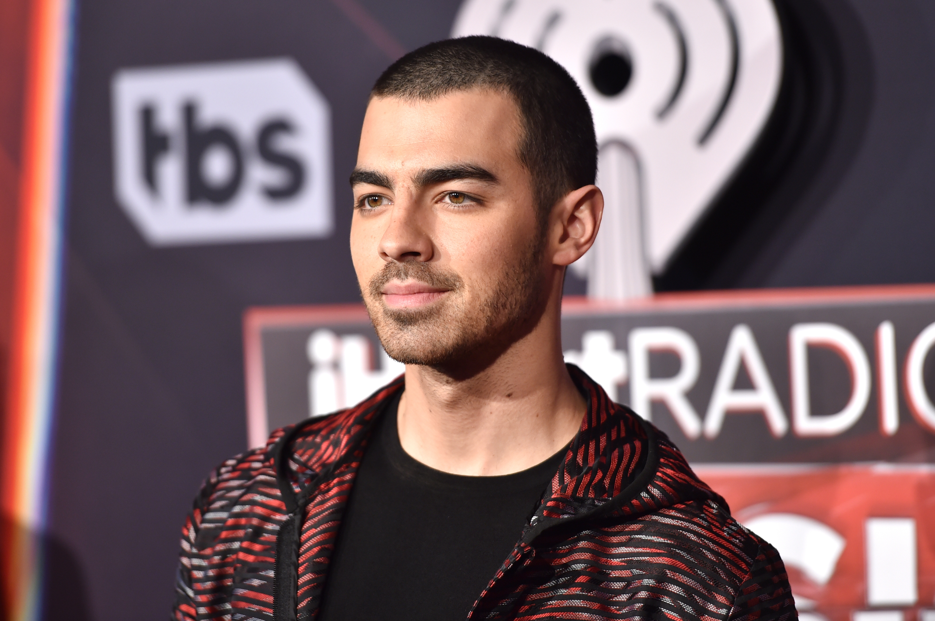 Joe Jonas arrive aux iHeartRadio Music Awards au Forum d'Inglewood, en Californie, le 5 mars 2017 | Source : Getty Images