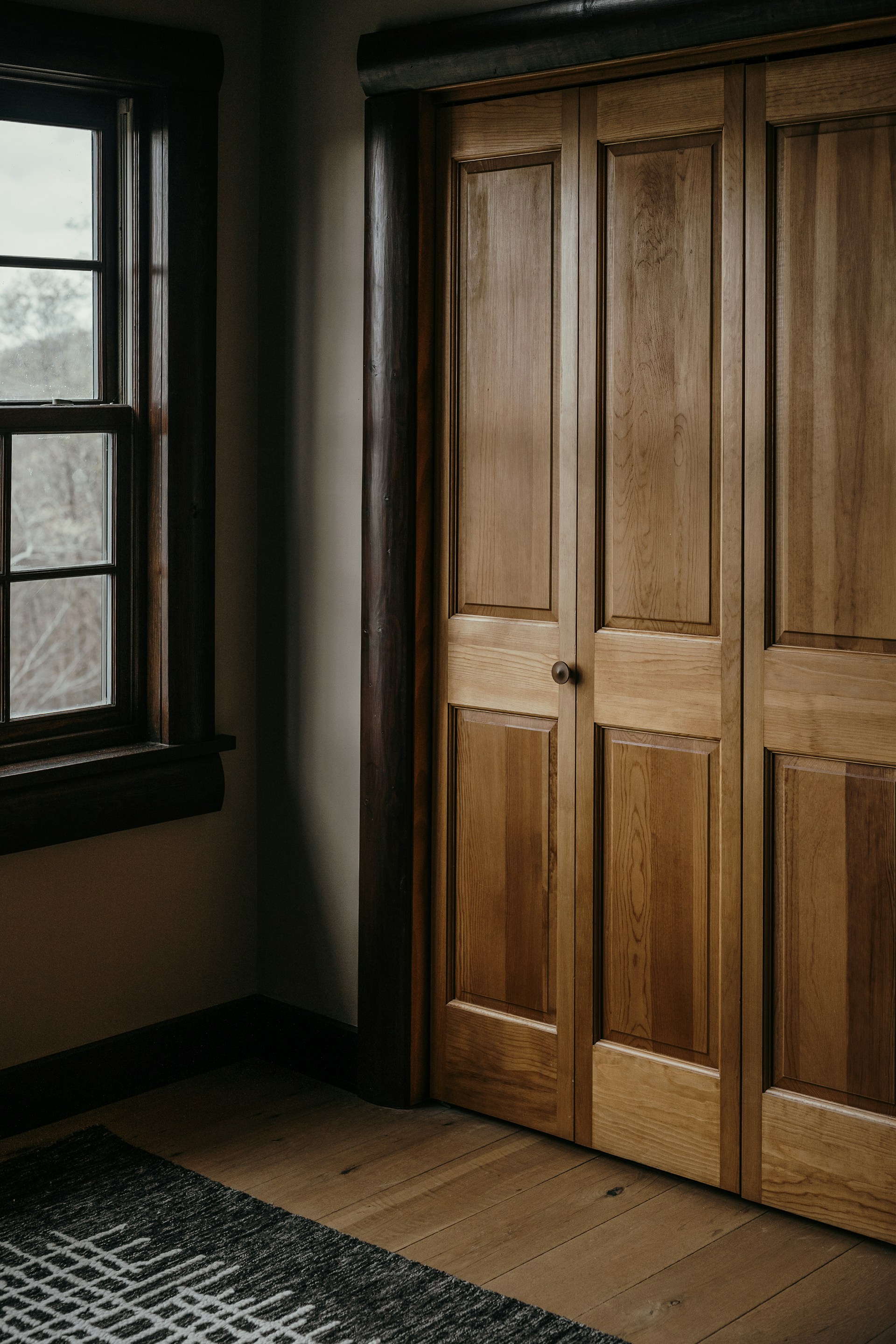 Une armoire en bois | Source : Unsplash