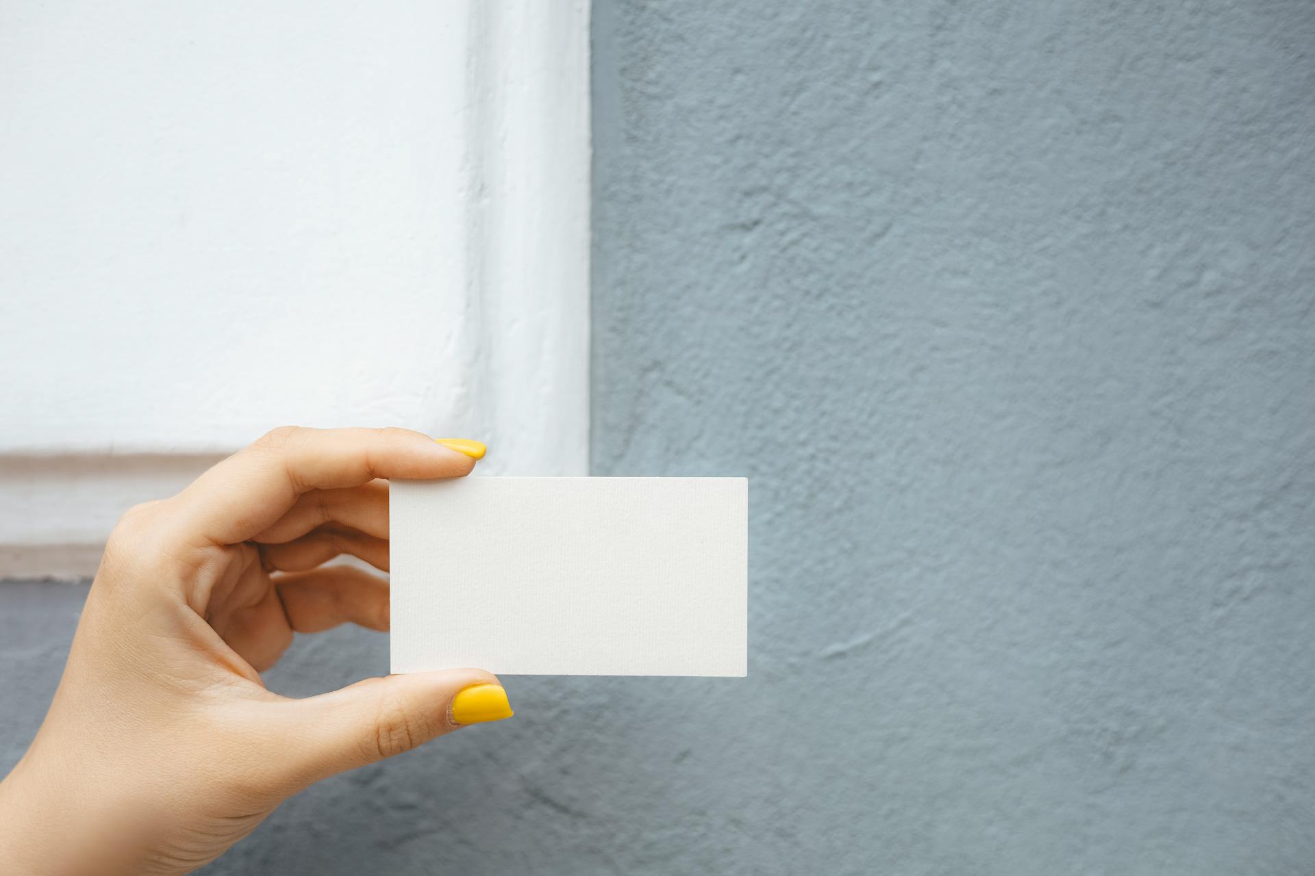 Gros plan d'une femme tenant un morceau de papier | Source : Pexels