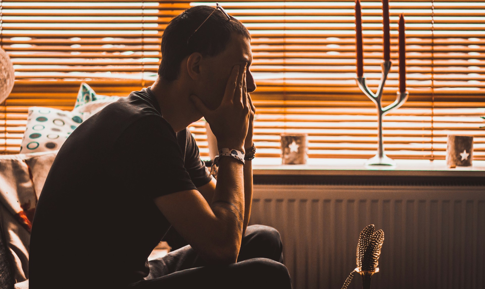 Un jeune homme se frottant le visage | Source : Unsplash