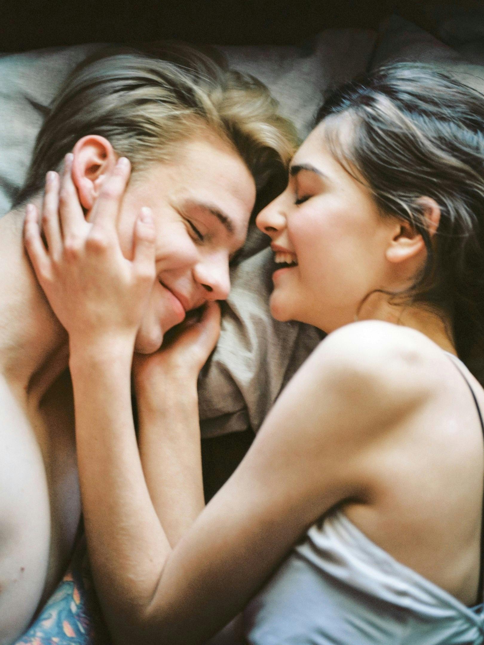 Un couple allongé sur un lit | Source : Pexels