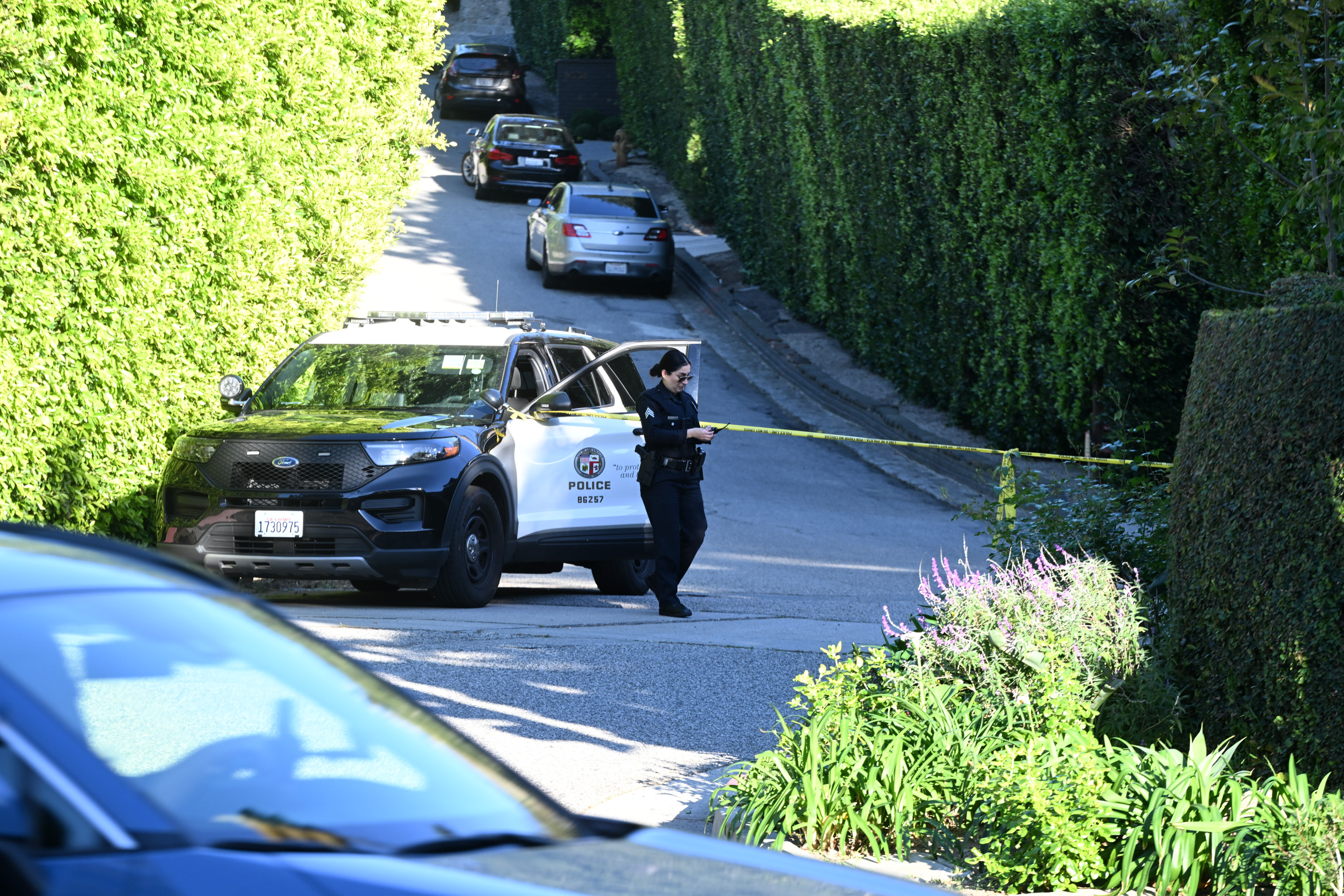 Une policière aperçue devant la maison de Rihanna à Beverly Hills après un signalement de coups de feu tirés le 8 mars 2026 à Los Angeles, en Californie | Source : Getty Images