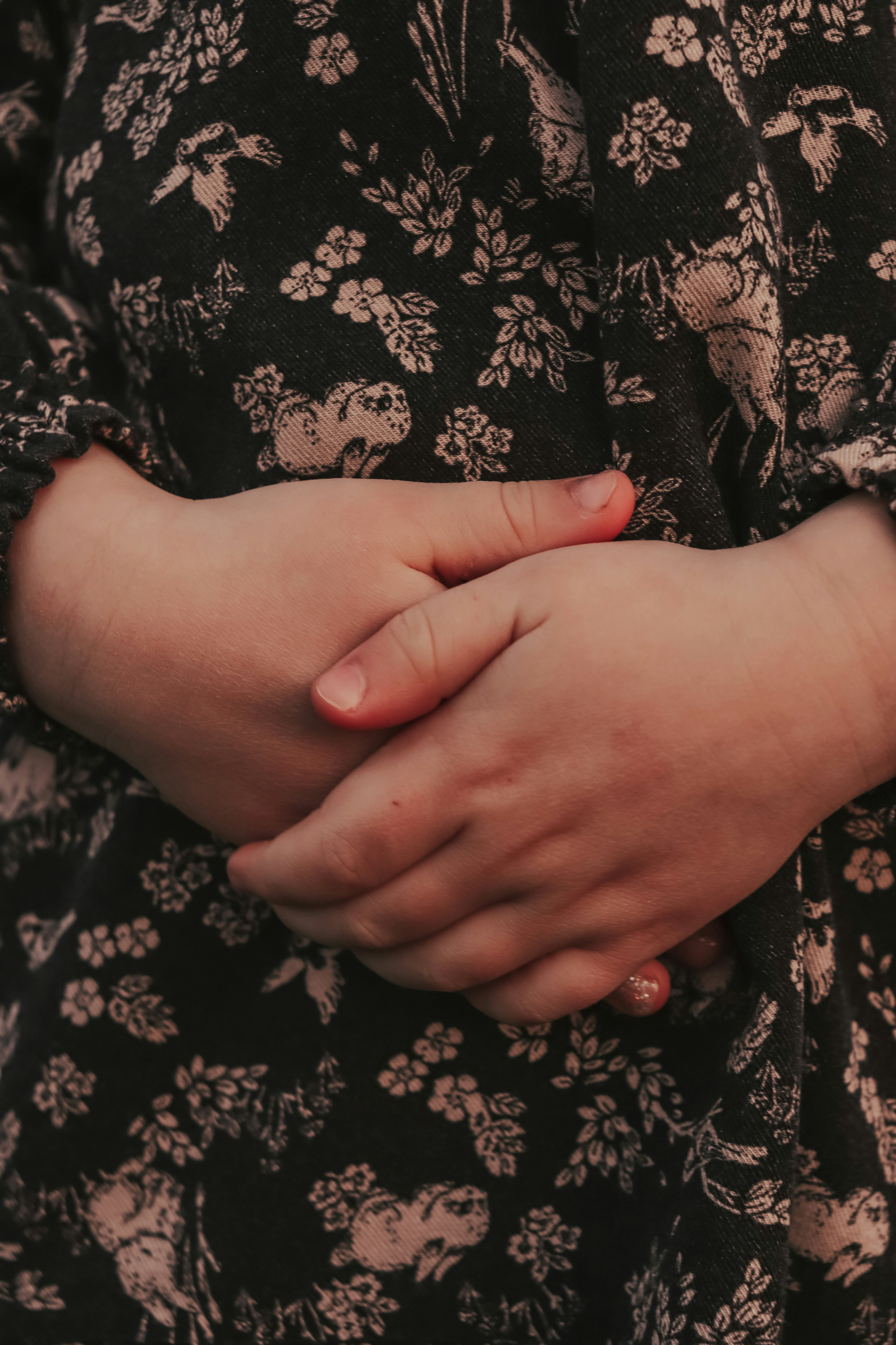 Une femme avec les mains jointes | Source : Pexels