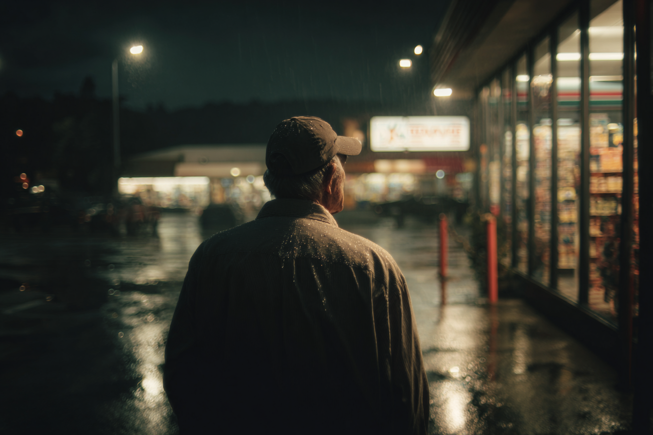 Un homme debout devant un magasin | Source : Midjourney