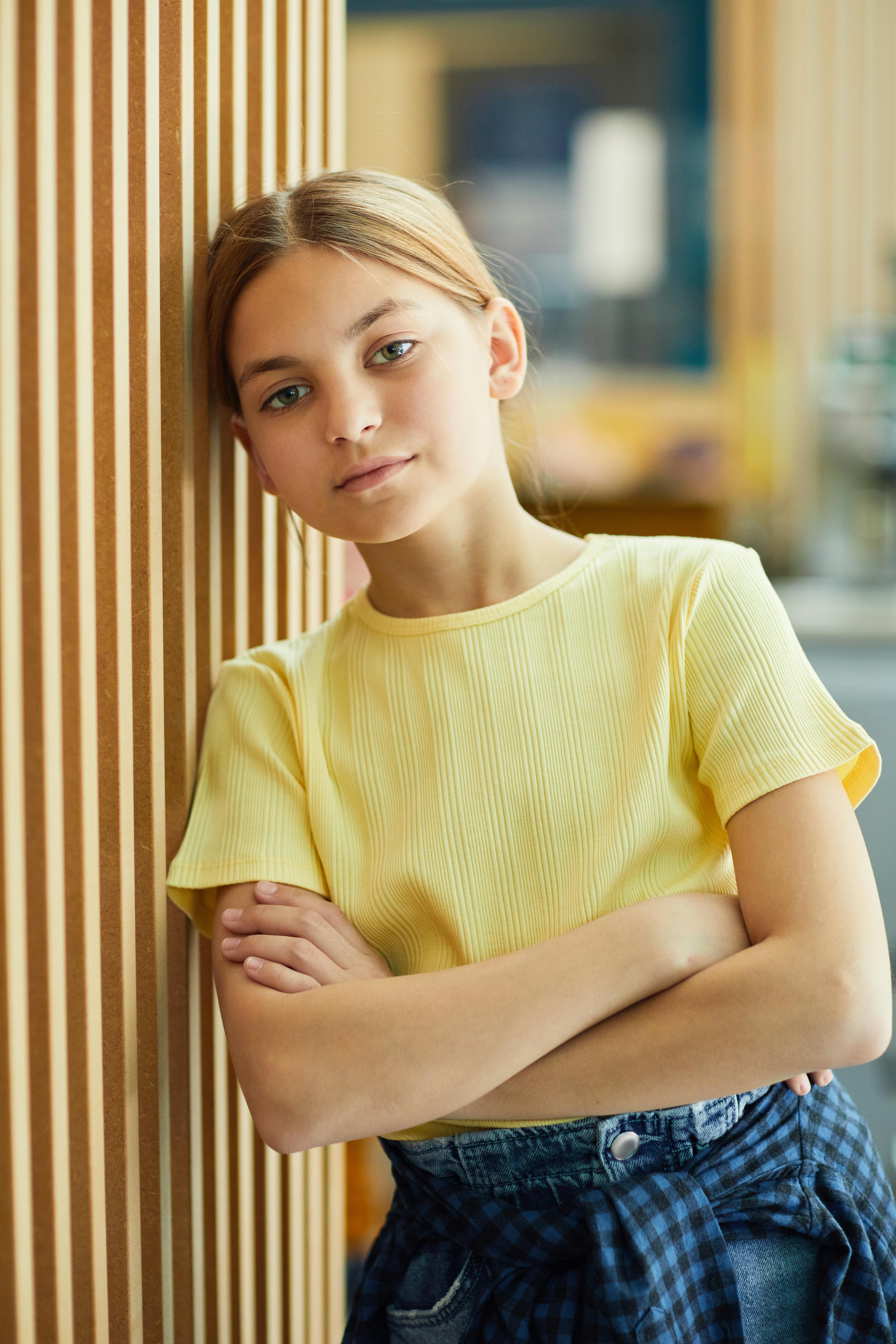 Une fille sérieuse adossée à un mur | Source : Pexels