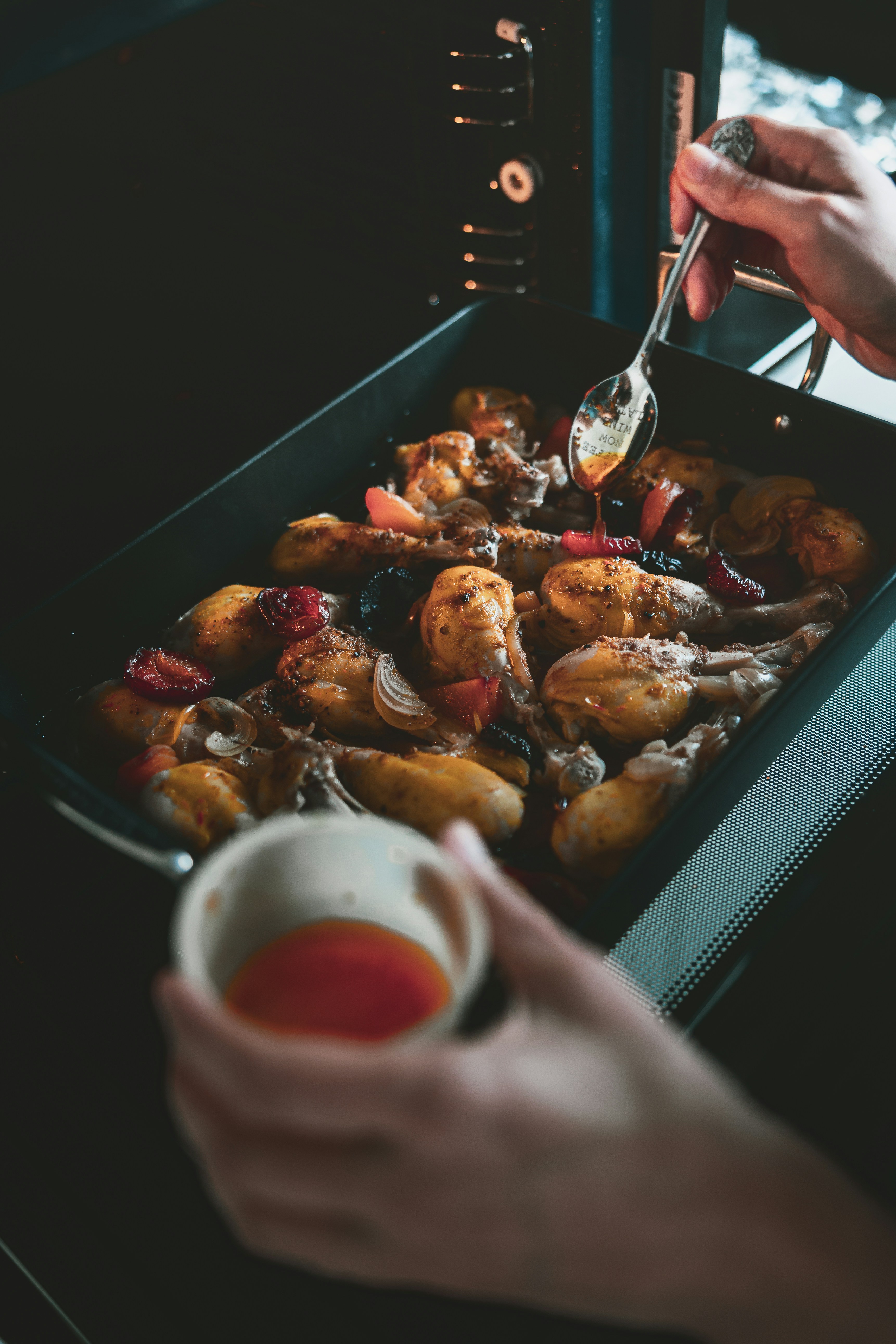Une personne occupée dans la cuisine | Source : Unsplash