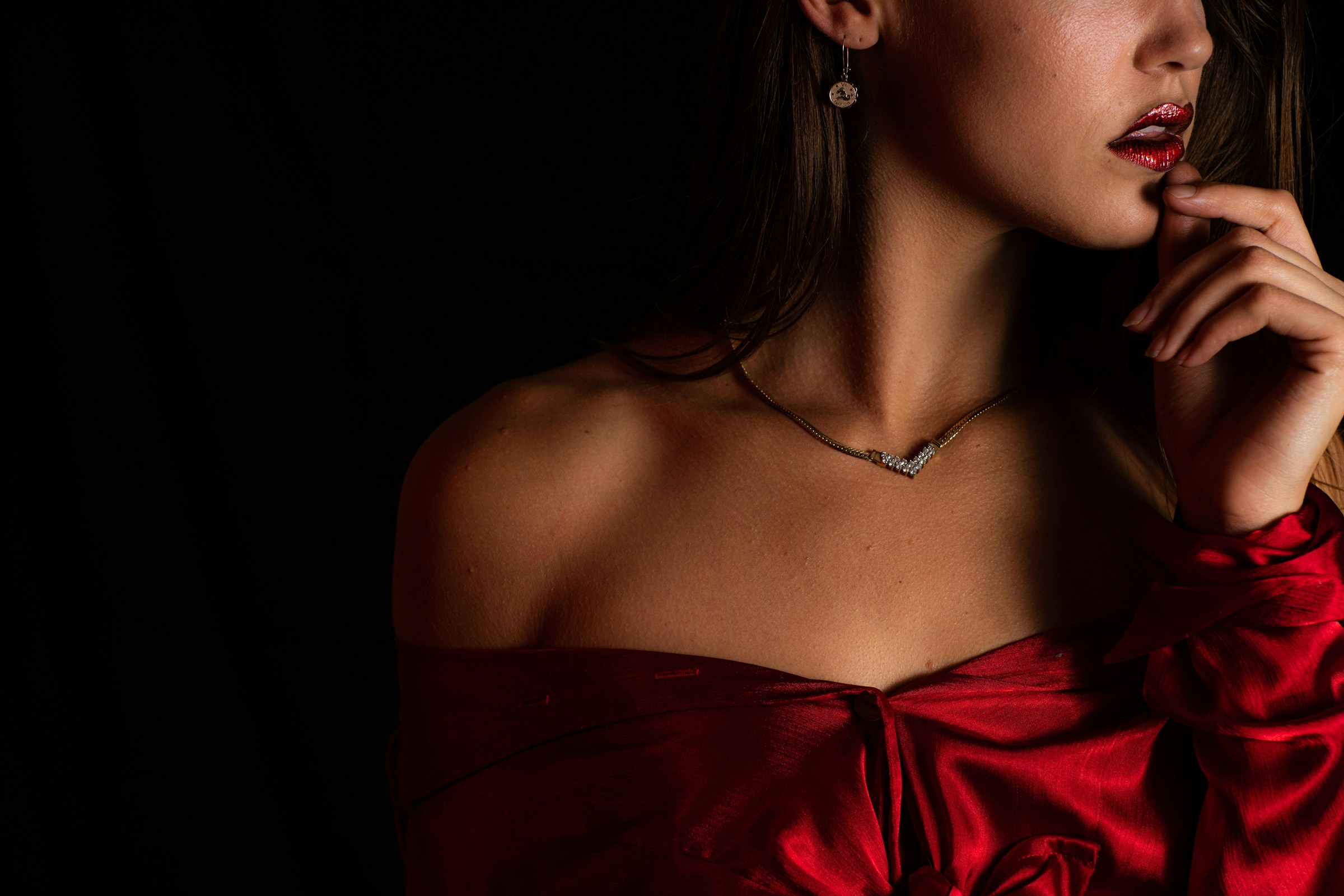 Gros plan sur une femme portant une robe rouge | Source : Unsplash