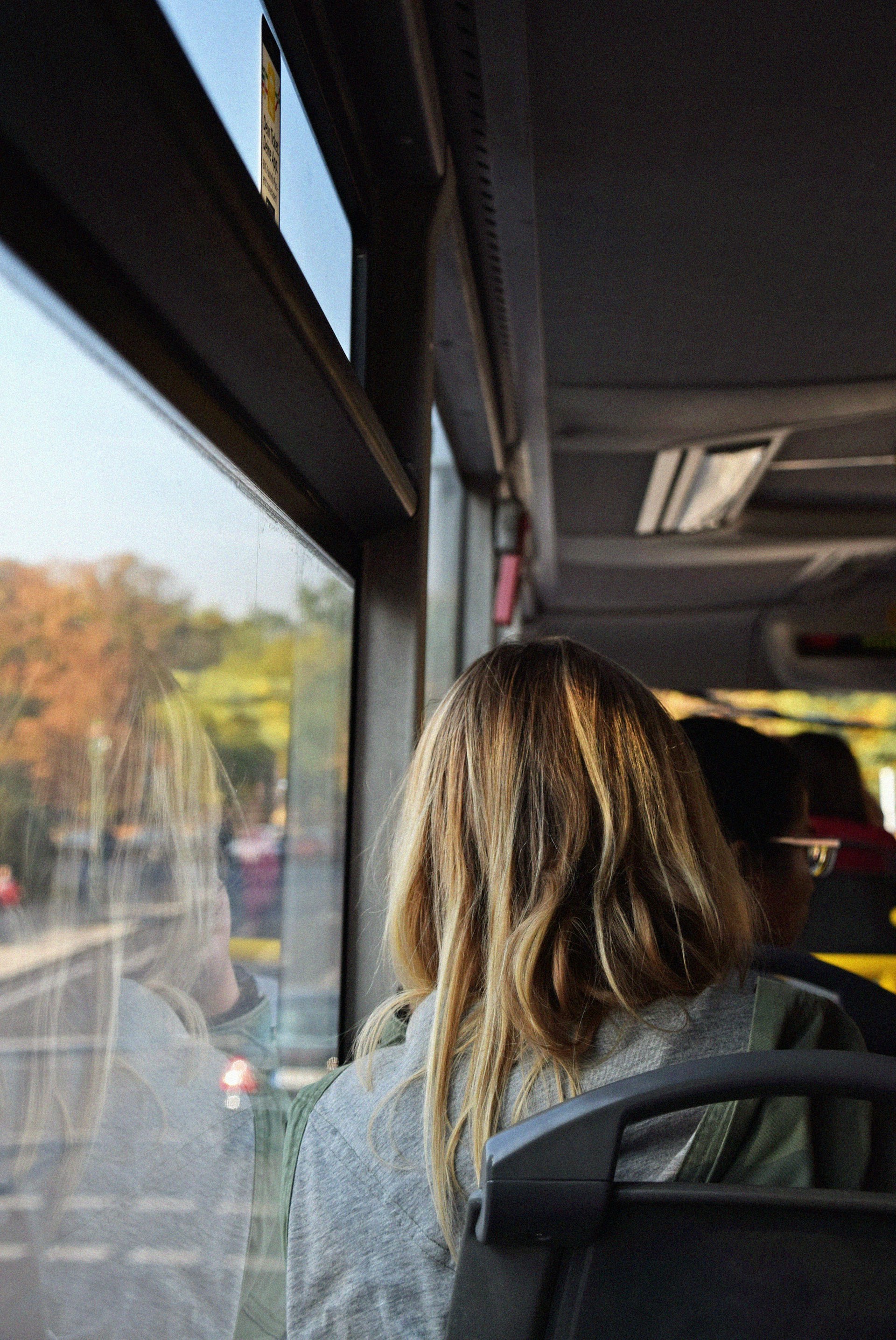 Une femme assise dans un bus | Source : Unsplash