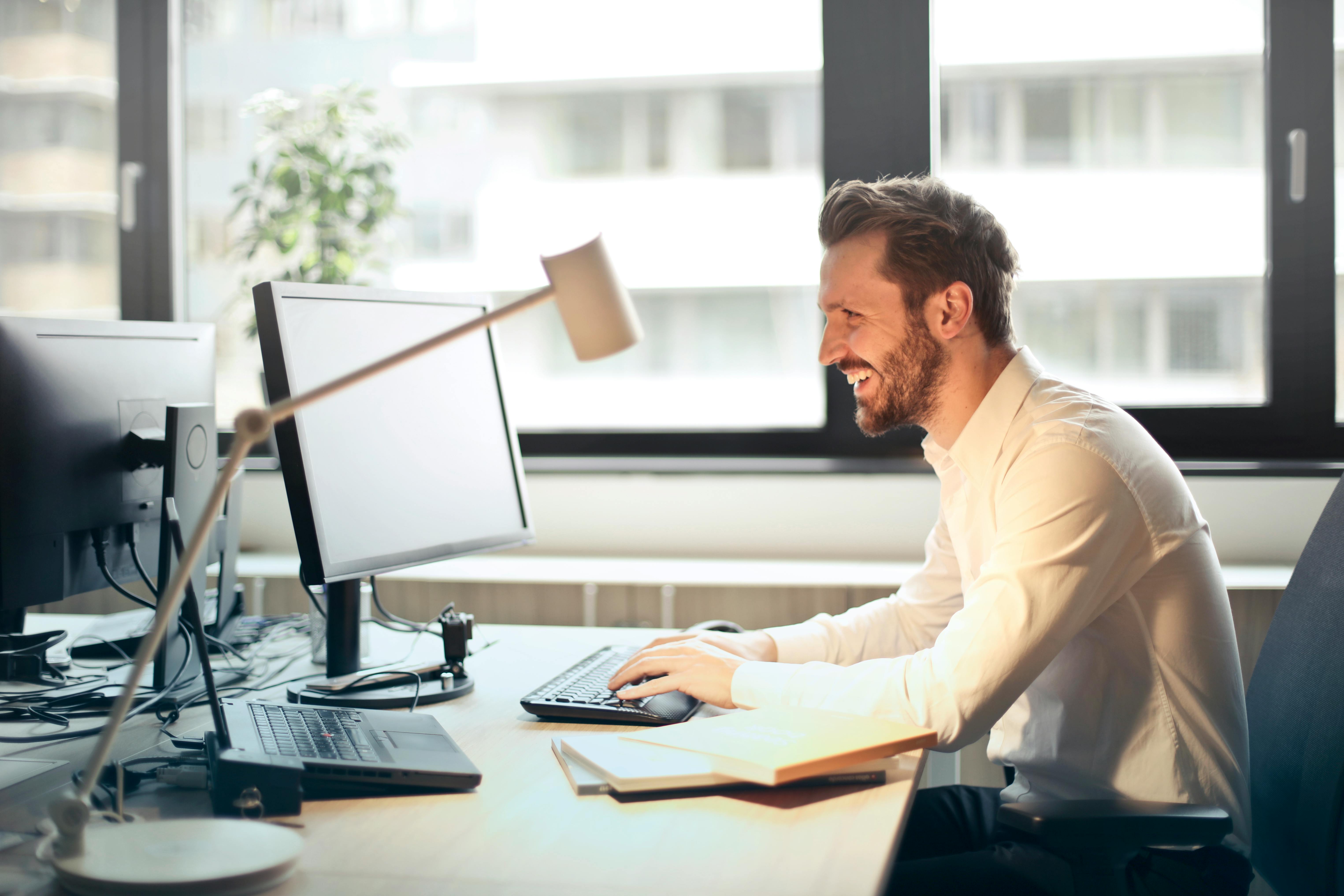 Un homme dans son bureau | Source : Pexels