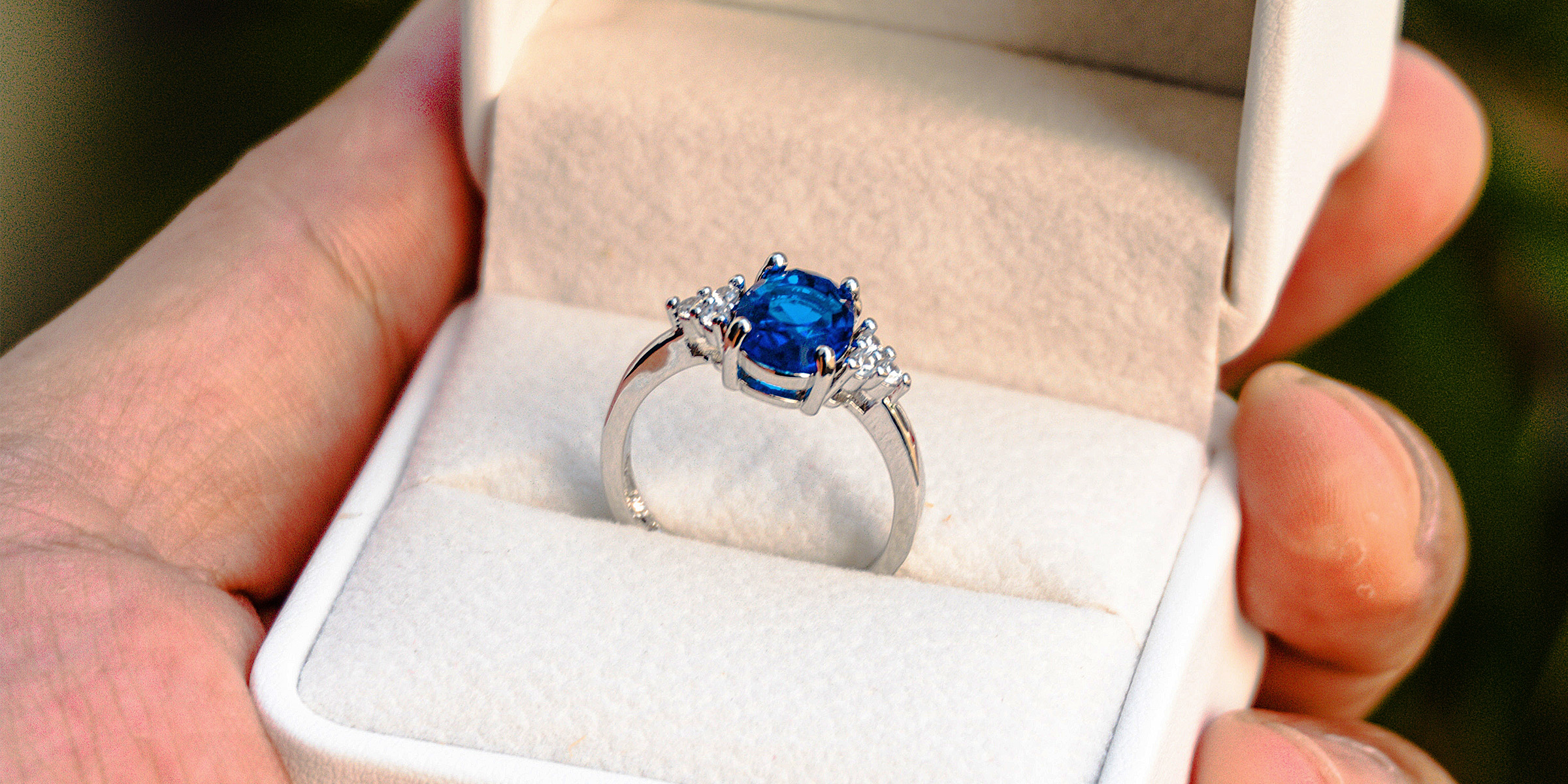 Une personne tenant une bague de fiançailles | Source : Shutterstock