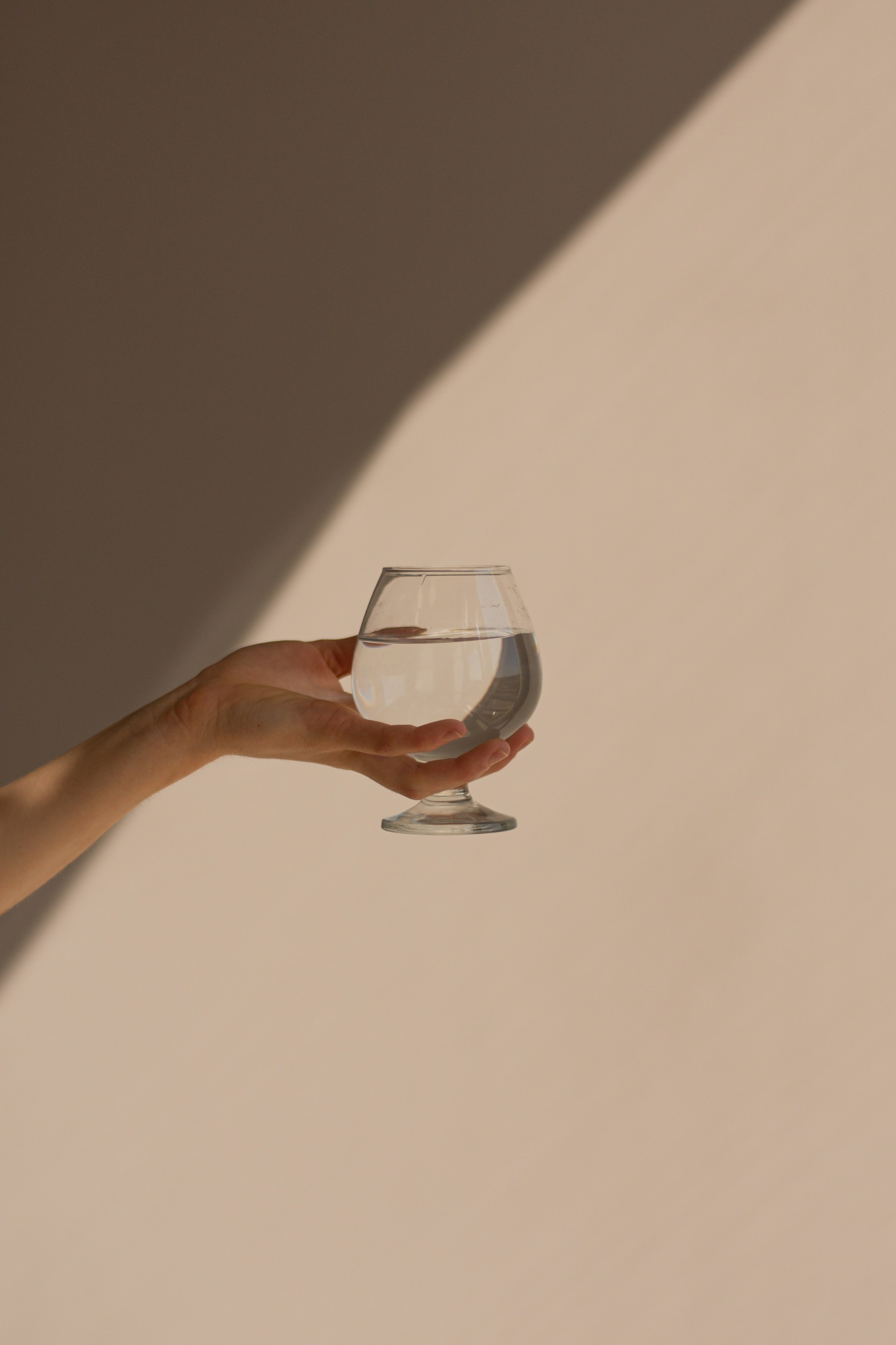 Une femme tenant un verre | Source : Unsplash