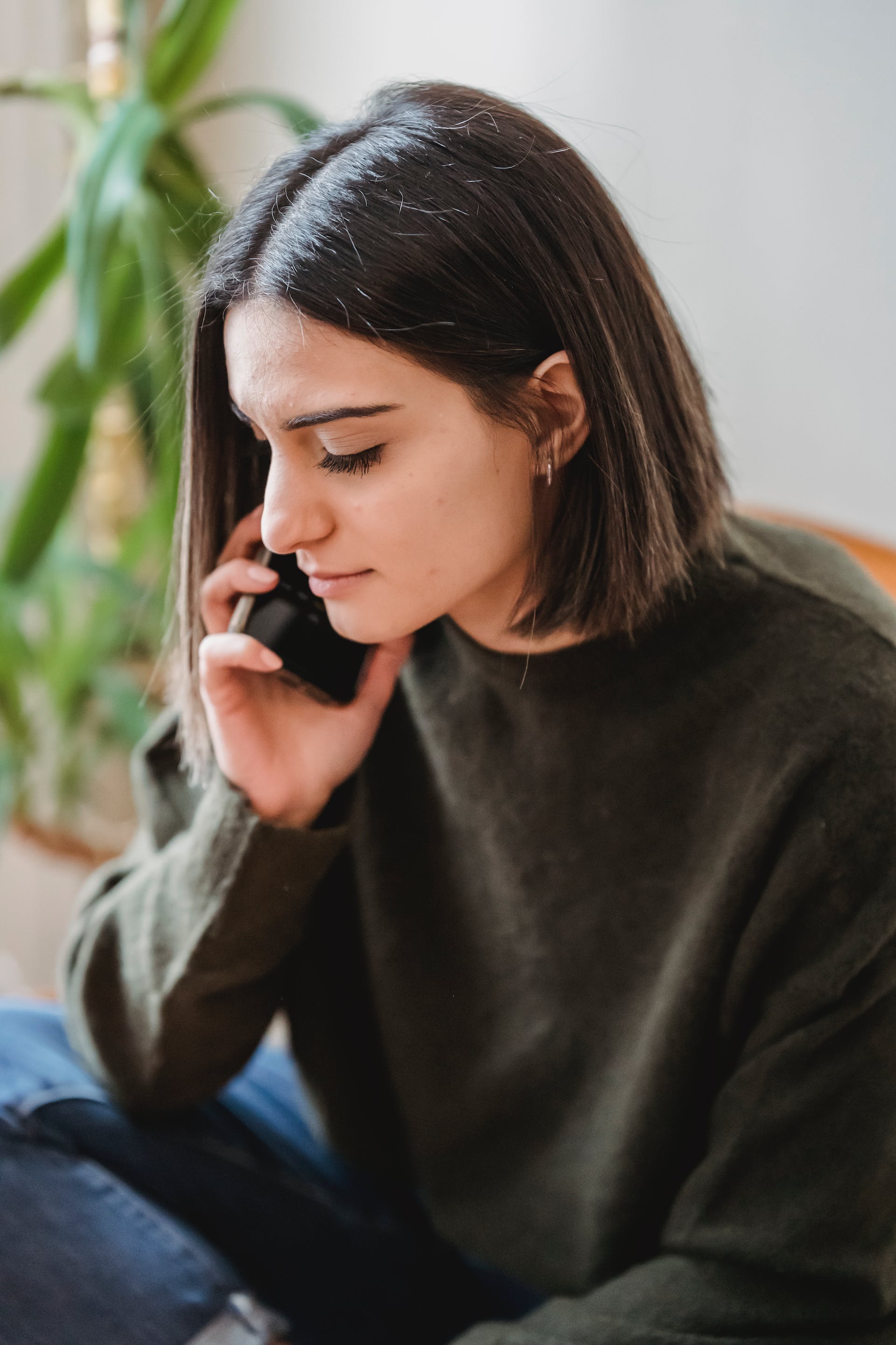 Une femme au téléphone | Source : Pexels