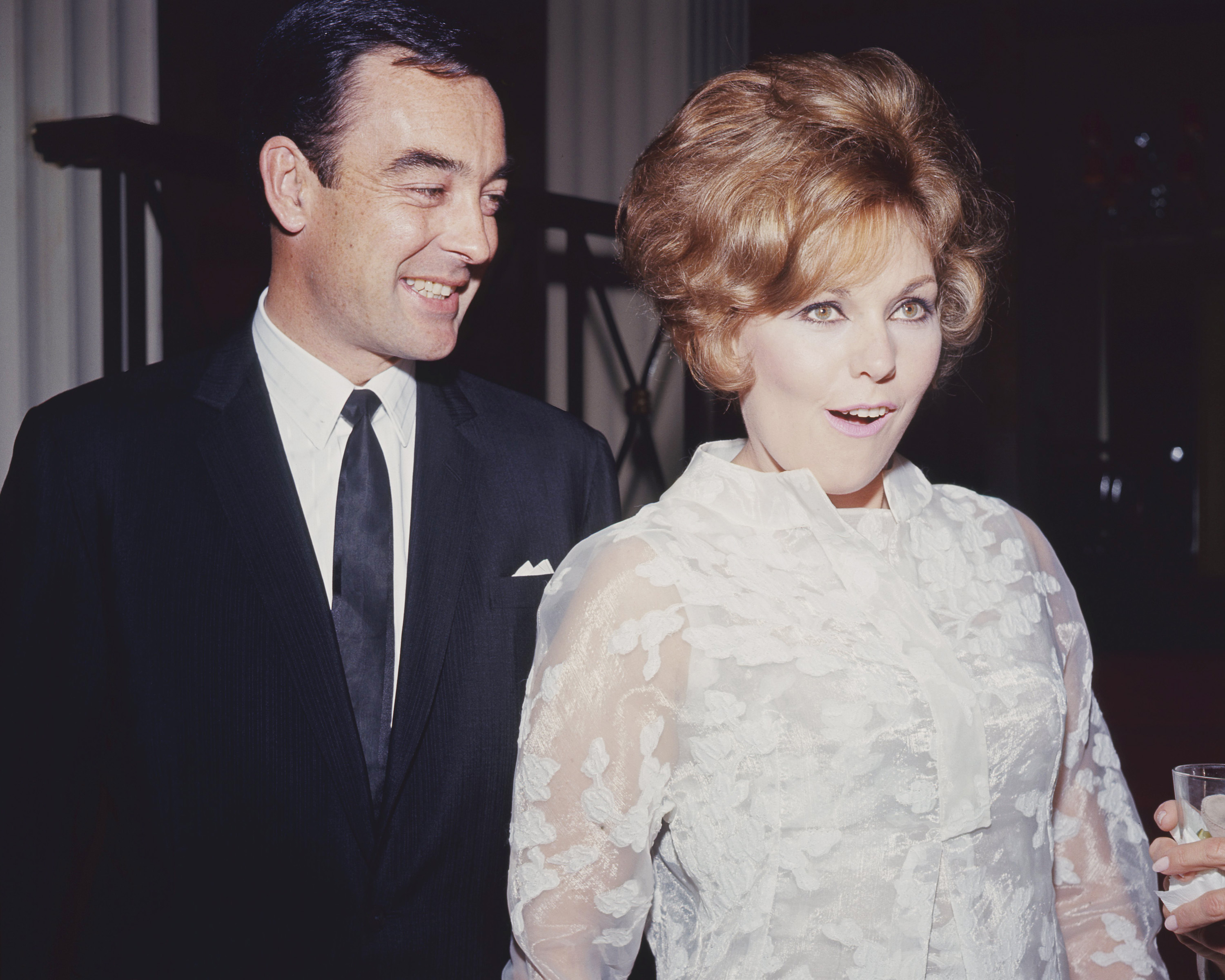 La célèbre actrice photographiée avec son mari de l'époque, Richard Johnson, en 1965. | Source : Getty Images