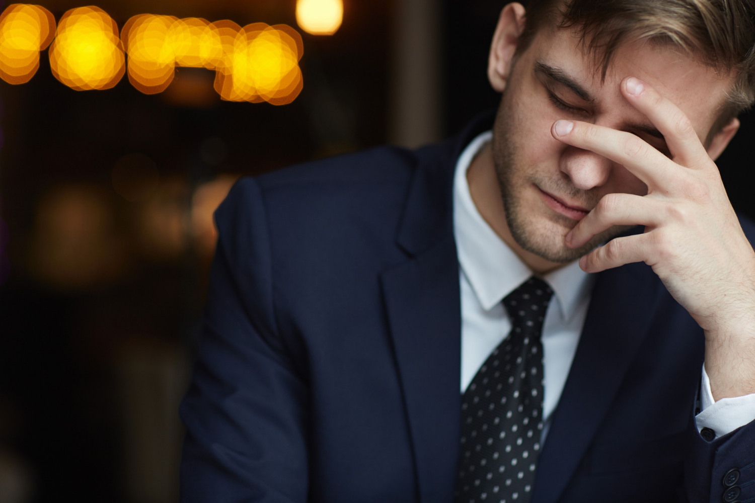 Un homme déprimé | Source : Freepik