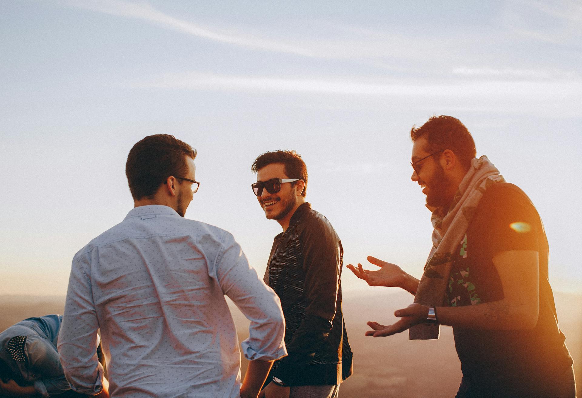 Un homme avec ses amis | Source : Pexels