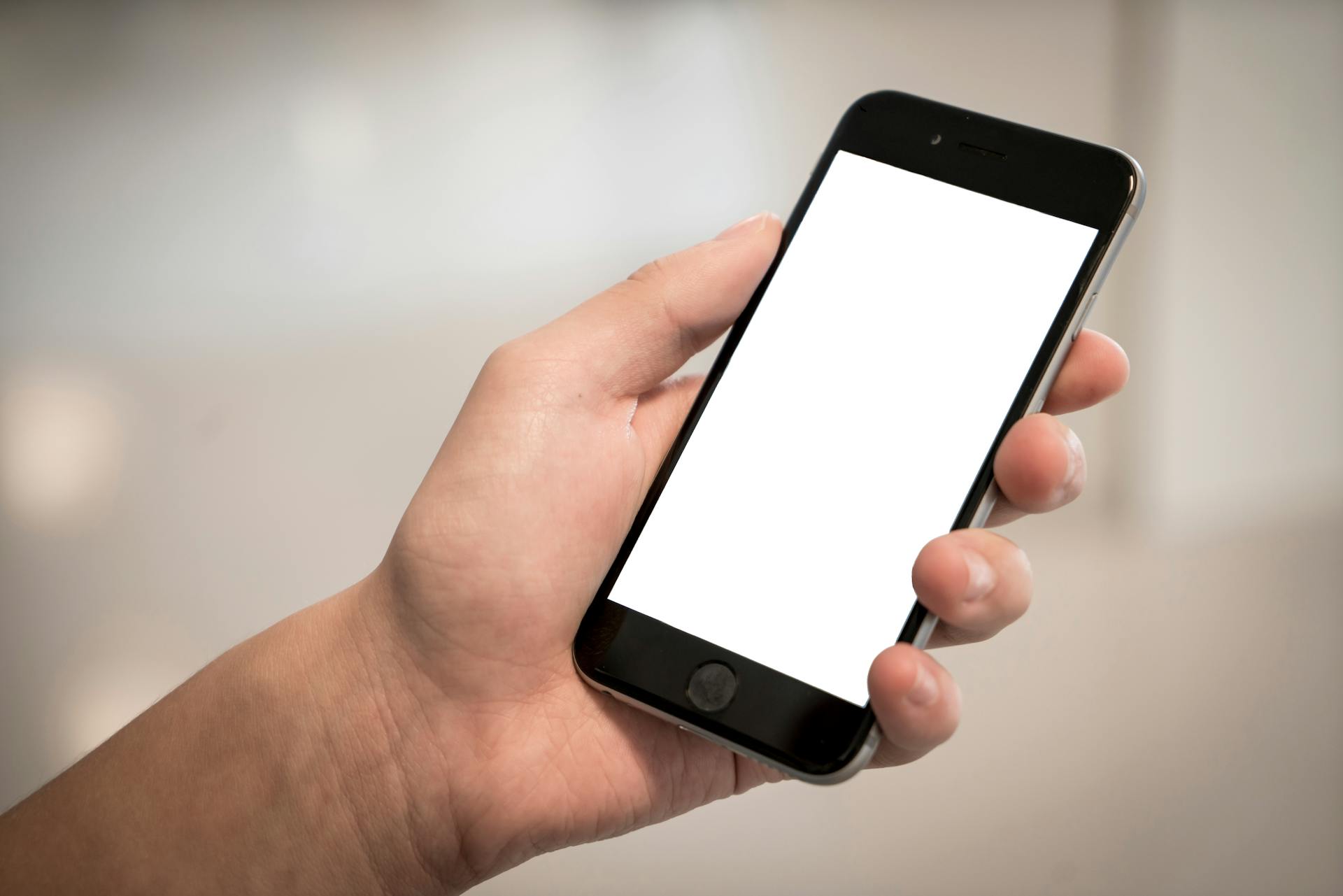 Un homme tenant un téléphone portable | Source : Pexels