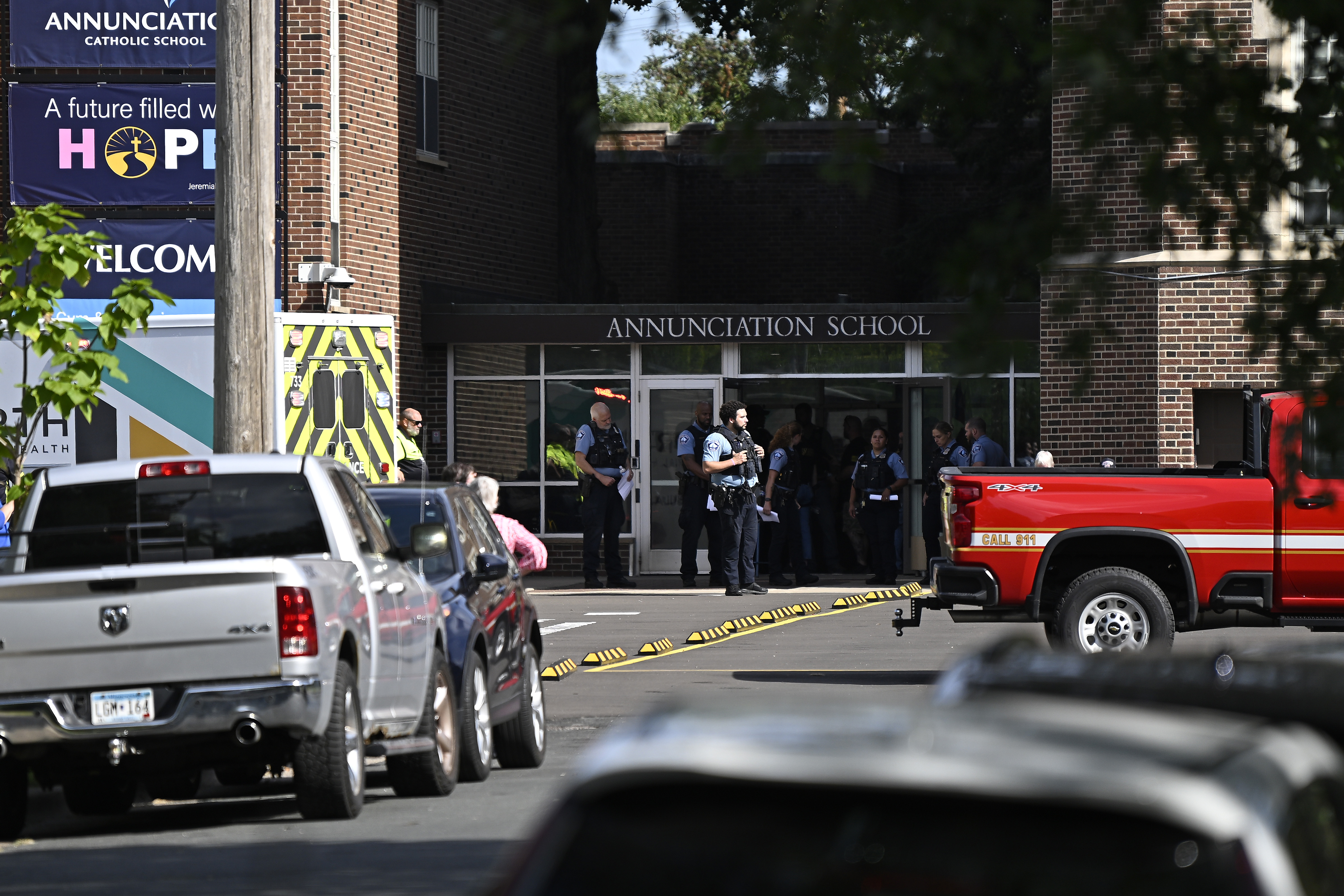 La police travaille sur les lieux de l'école catholique Annunciation le 27 août 2025 à Minneapolis, Minnesota. | Source : Getty Images