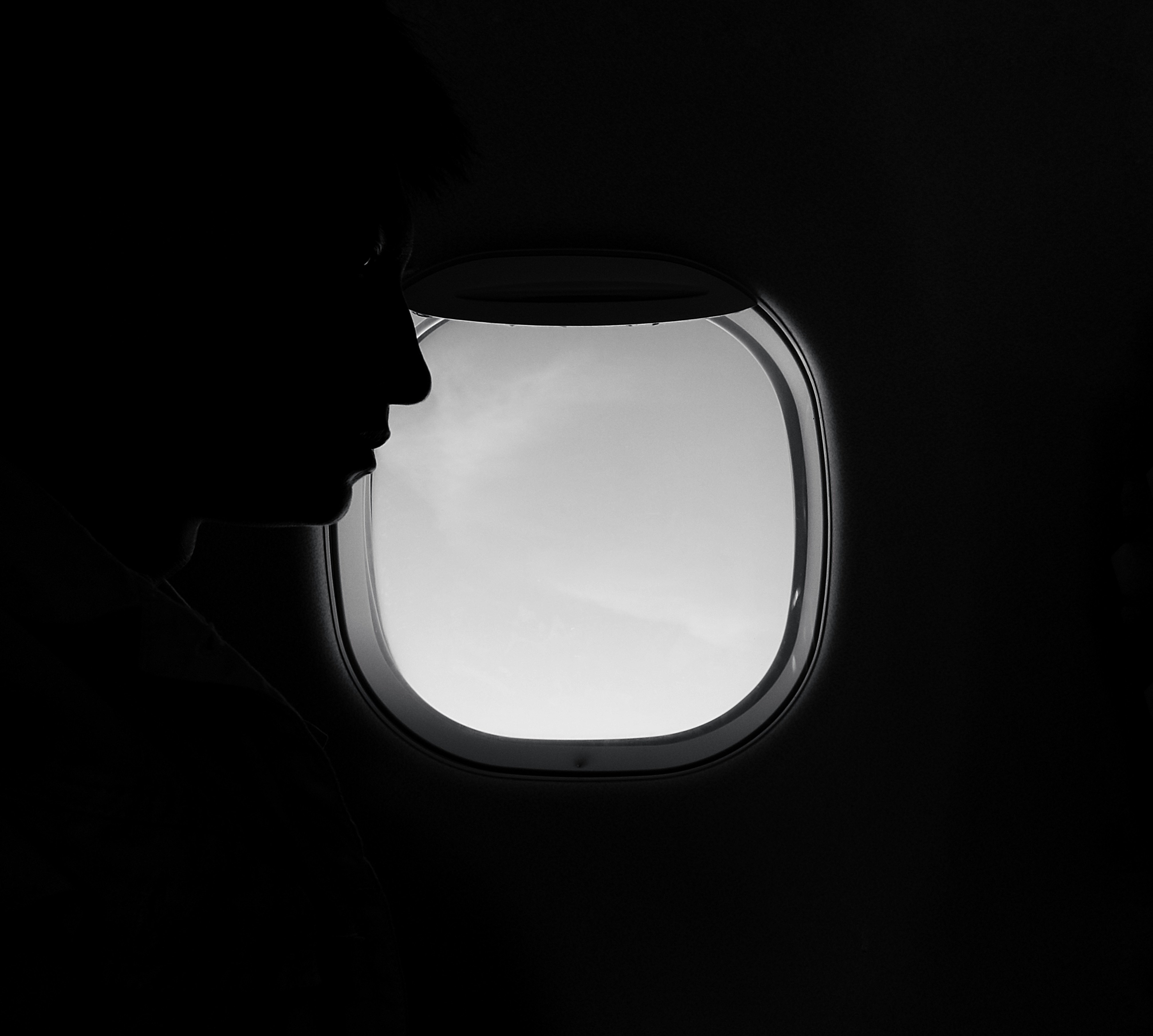 Une femme regarde le siège devant elle dans un avion | Source : Unsplash