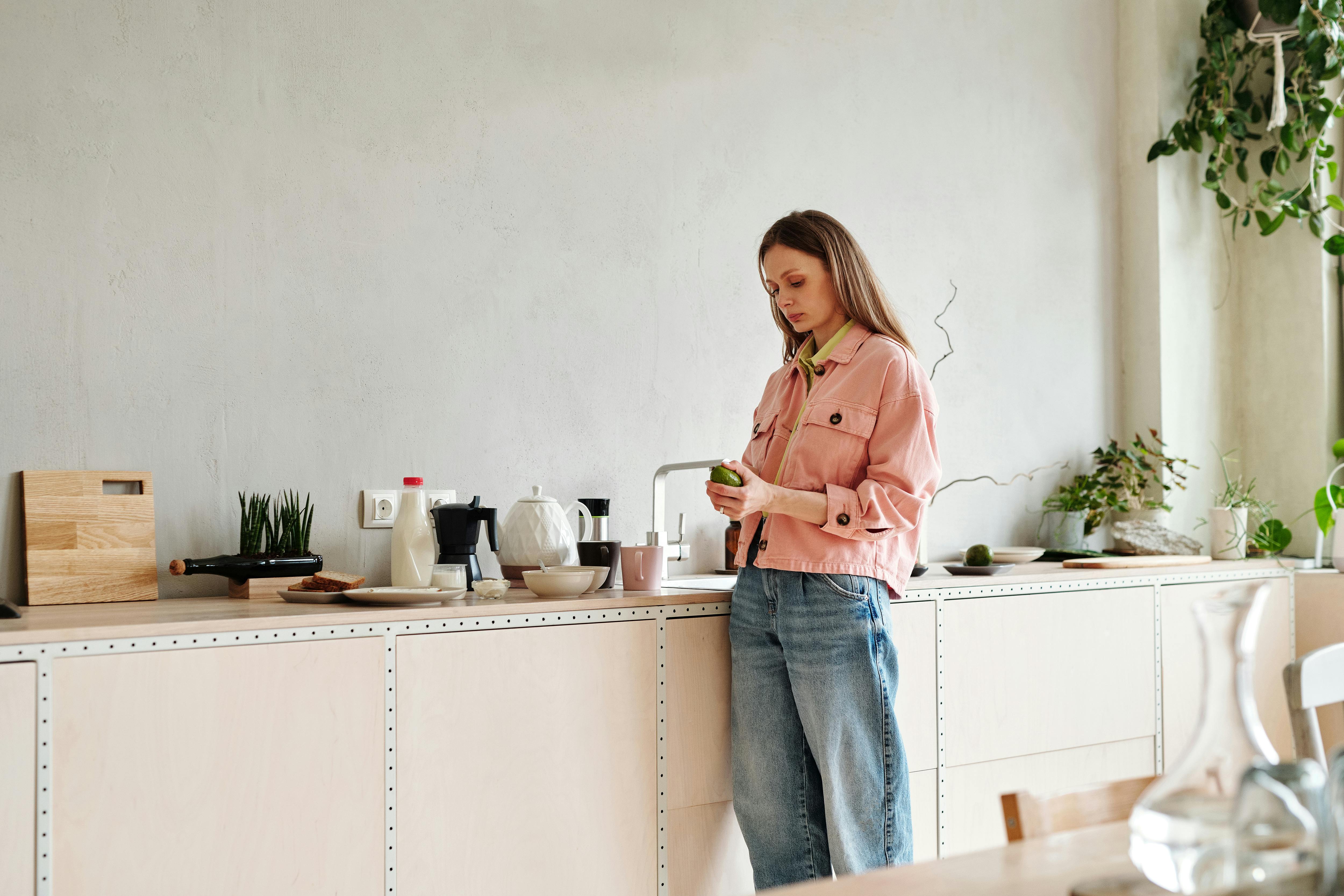 Femme debout dans la cuisine | Source : Pexels