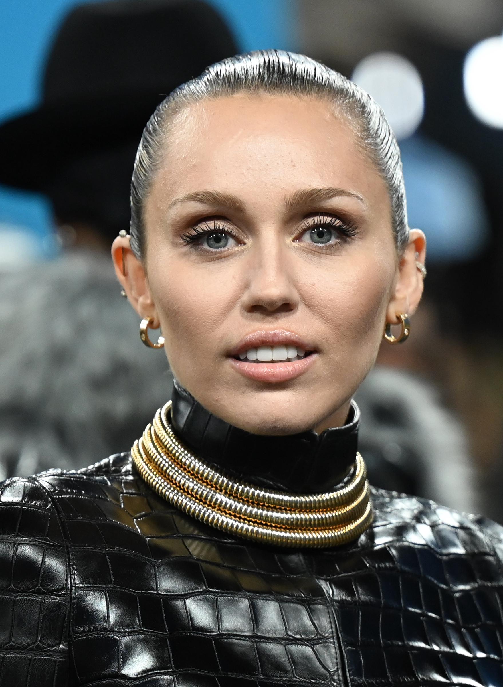 Miley Cyrus au Met Gala célébrant « Superfine : Tailoring Black Style » au Metropolitan Museum of Art le 5 mai 2025 à New York | Source : Getty Images