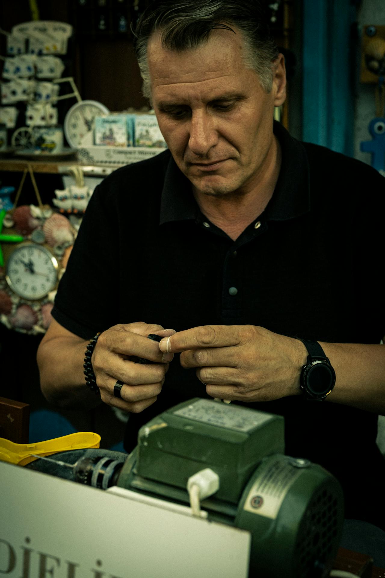 Un homme dans un magasin | Source : Pexels