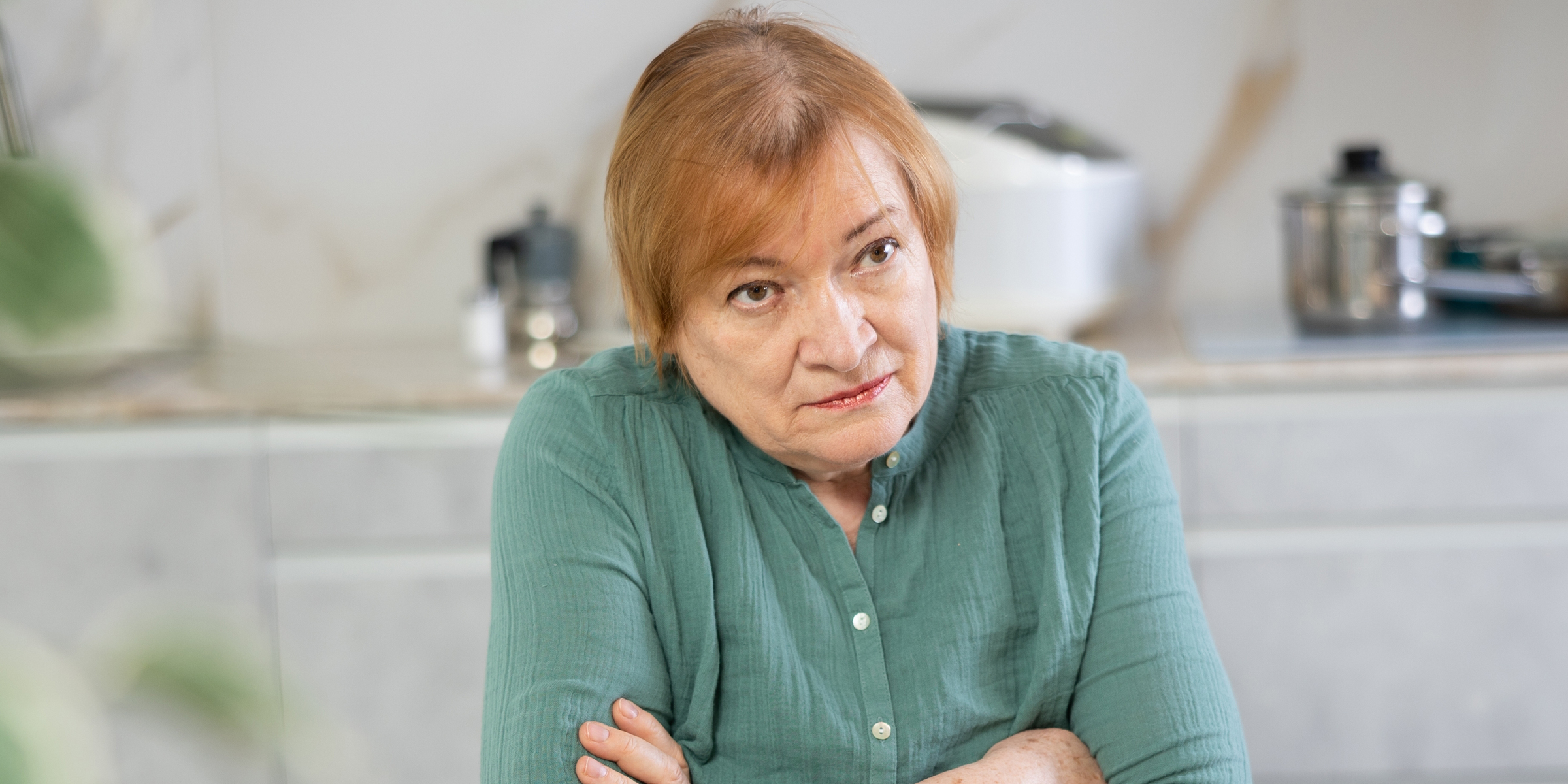 Une femme âgée peu impressionnée, assise les bras croisés | Source : Shutterstock