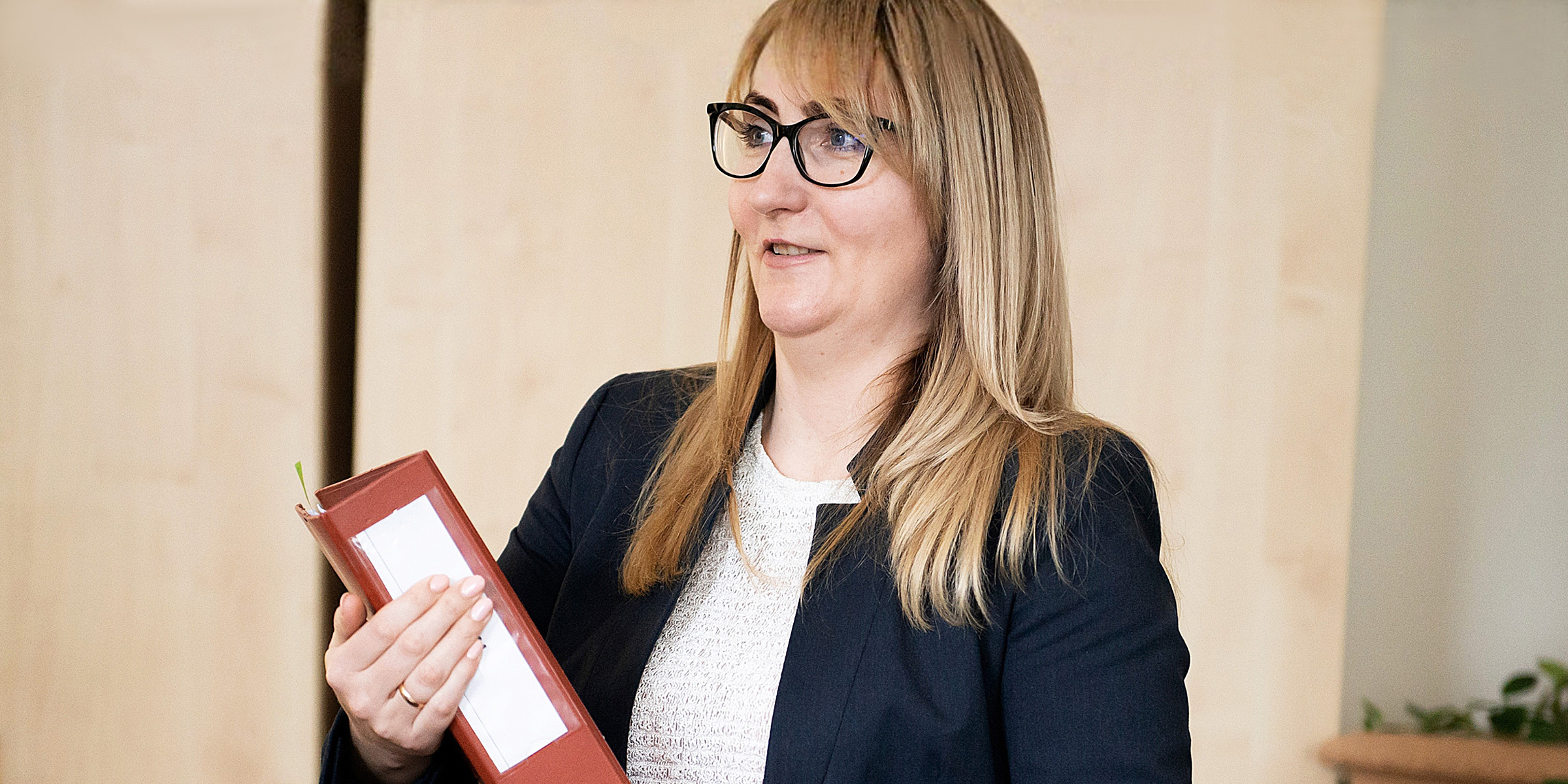 Une femme qui tient un dossier | Source : Shutterstock