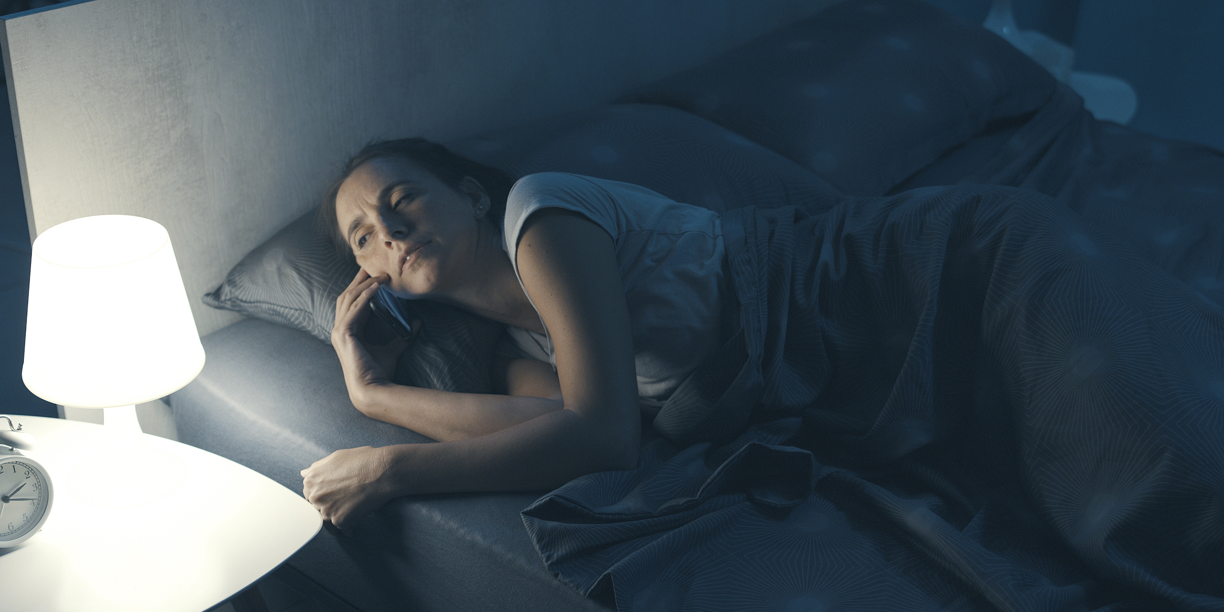 Une femme allongée dans son lit | Source : Shutterstock