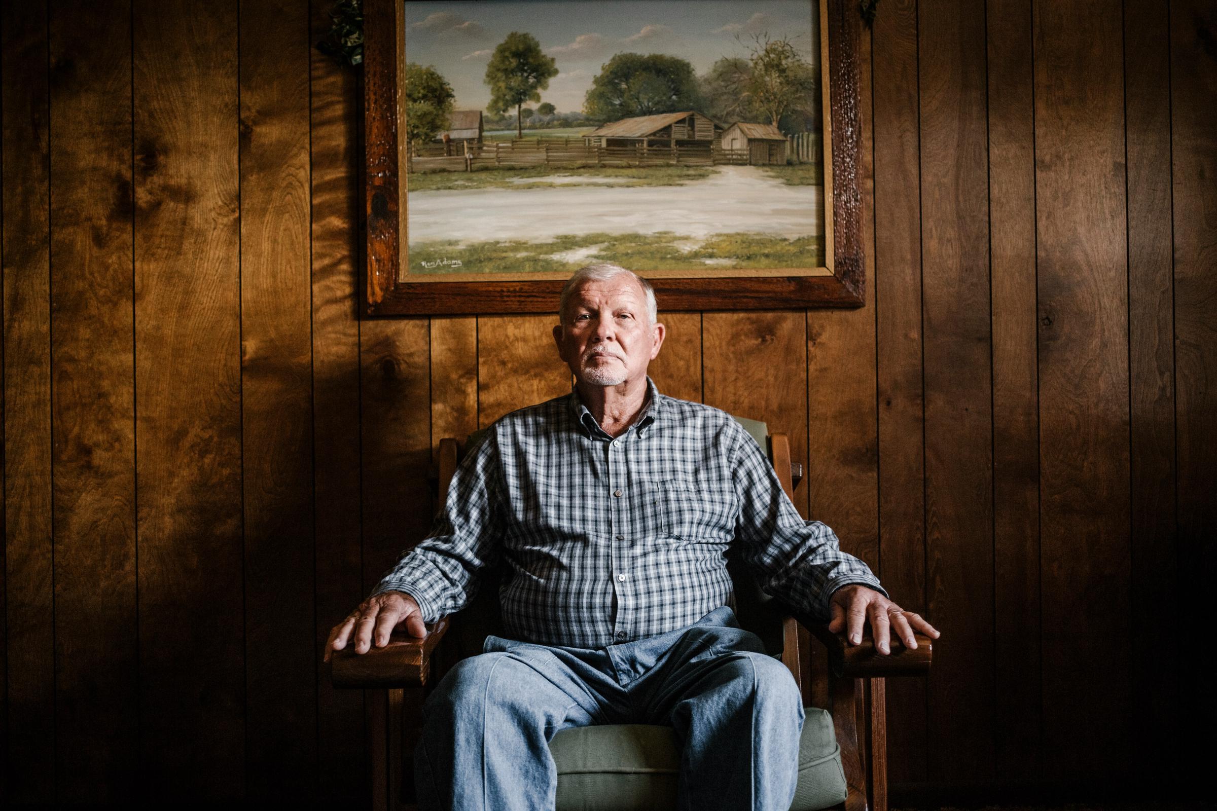 Un vieil homme dans un fauteuil | Source : Unsplash