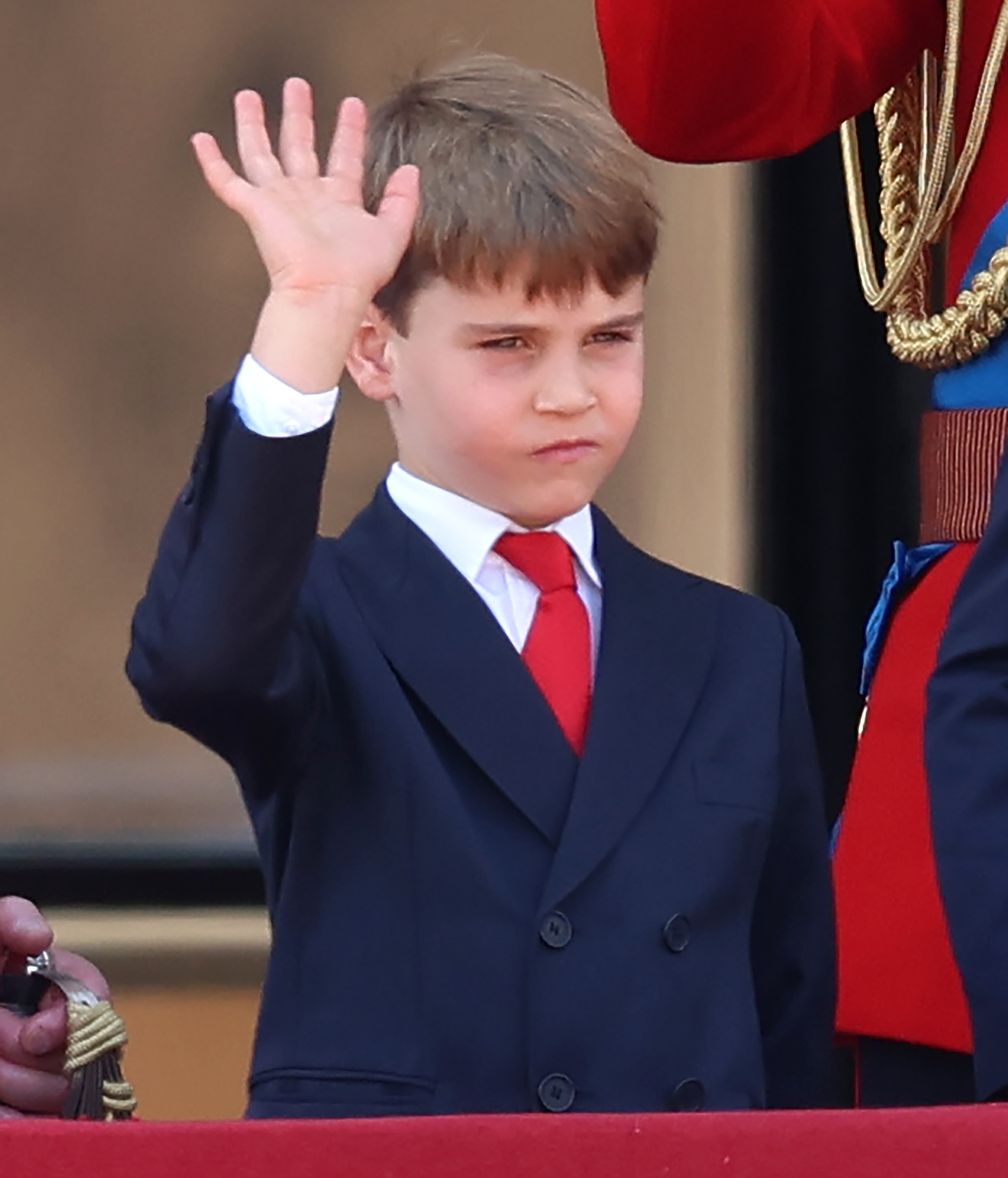 Le prince Louis de Galles salue depuis le balcon lors du Trooping The Colour 2025 à Londres, en Angleterre, le 14 juin 2025| Source : Getty Images