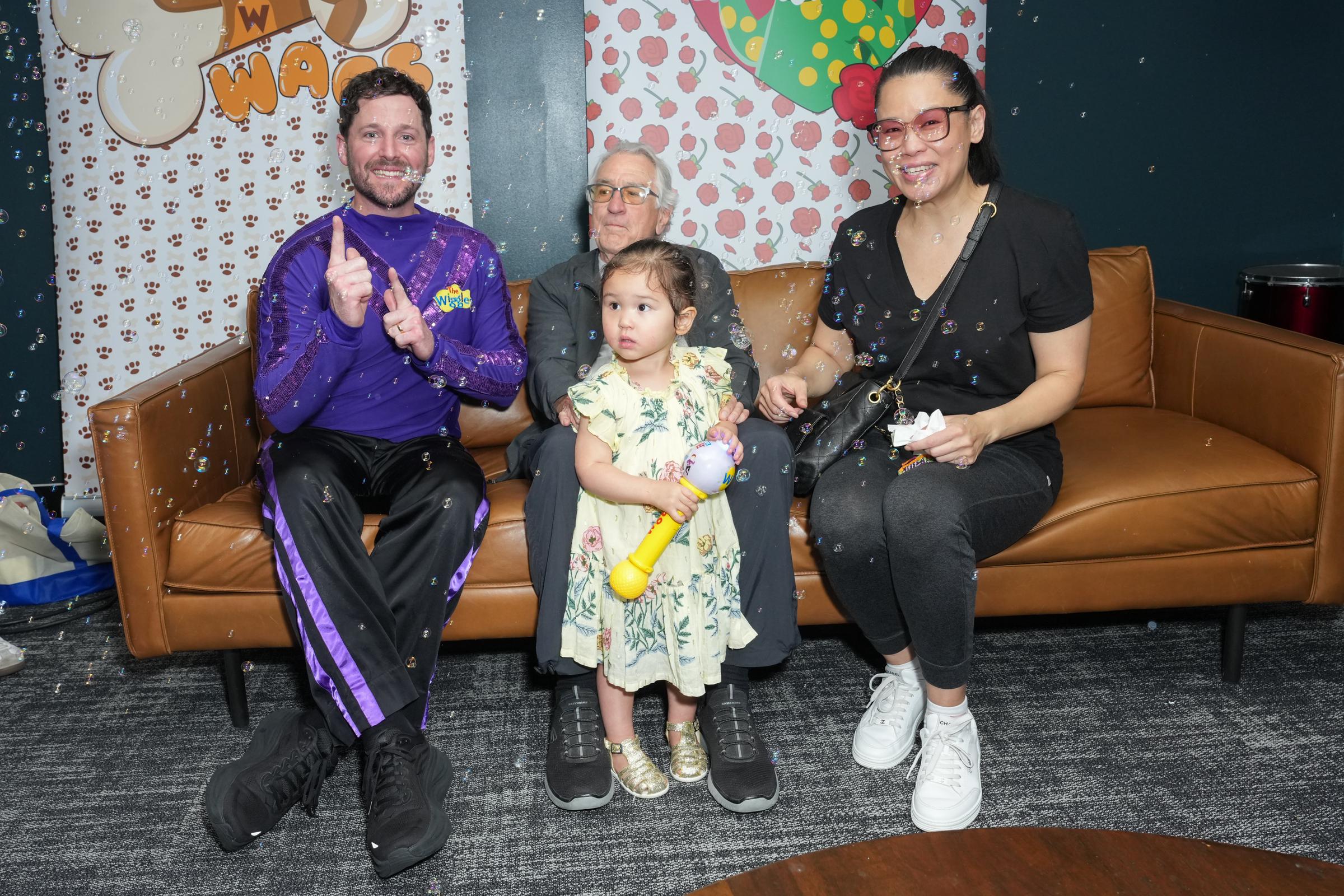 Robert De Niro et Tiffany Chen avec leur fille, Gia Virginia Chen-De Niro, et Lachlan Gillespie des Wiggles pendant la tournée The Wiggles Bouncing Balls Tour au Kings Theatre le 28 juin 2025 à New York. | Source : Getty Images