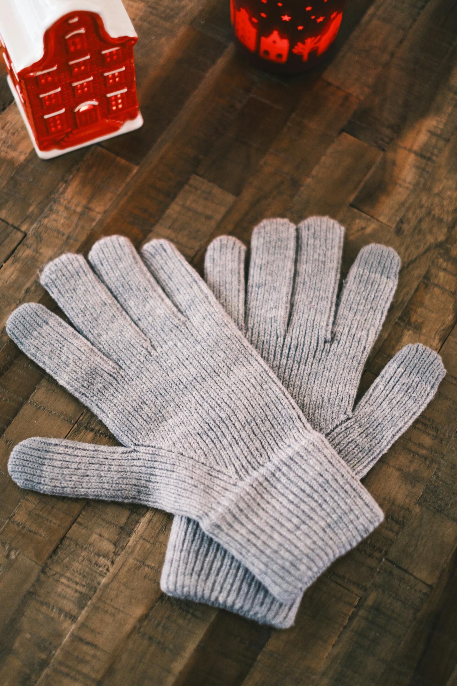 Les gants d'un adulte | Source : Unsplash