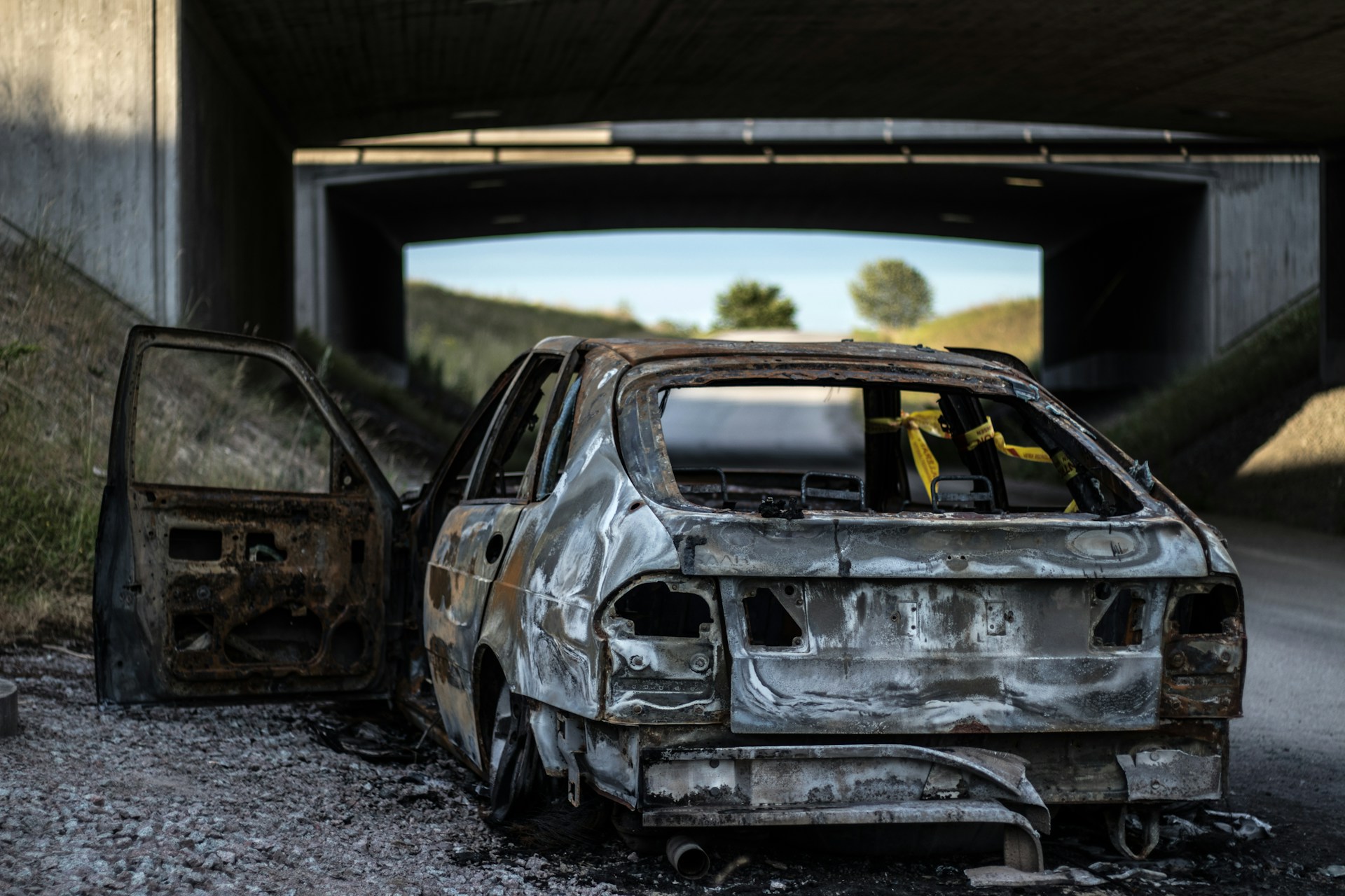 Une voiture brûlée | Source : Unsplash