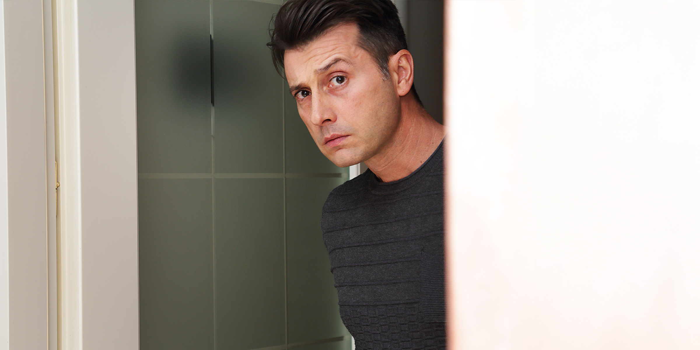 Un homme debout dans sa maison | Source : Shutterstock