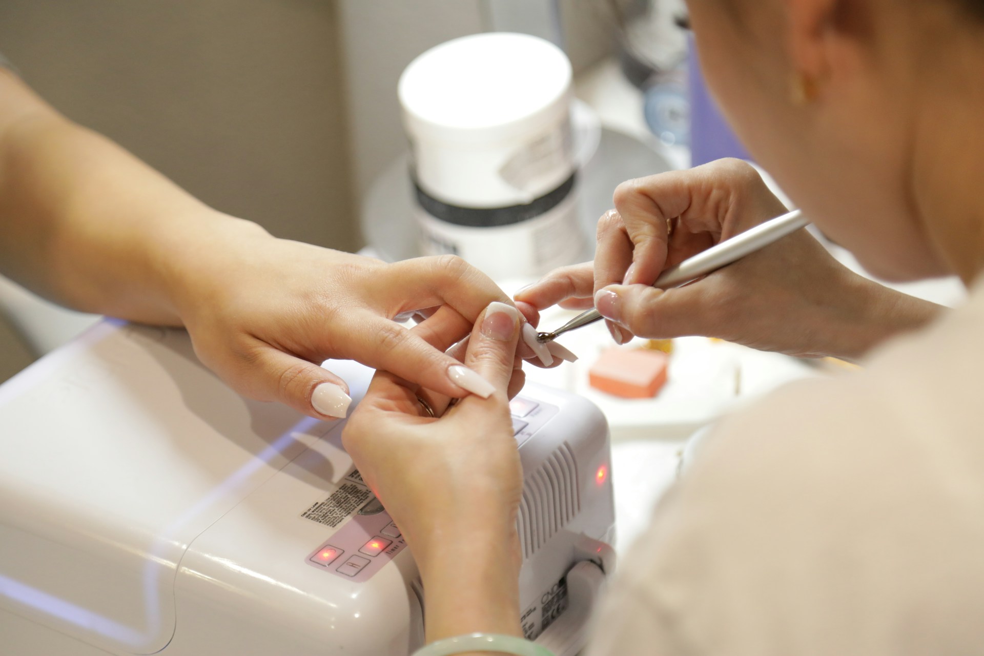 Une cliente se faisant faire les ongles dans un salon de manucure | Source : Unsplash