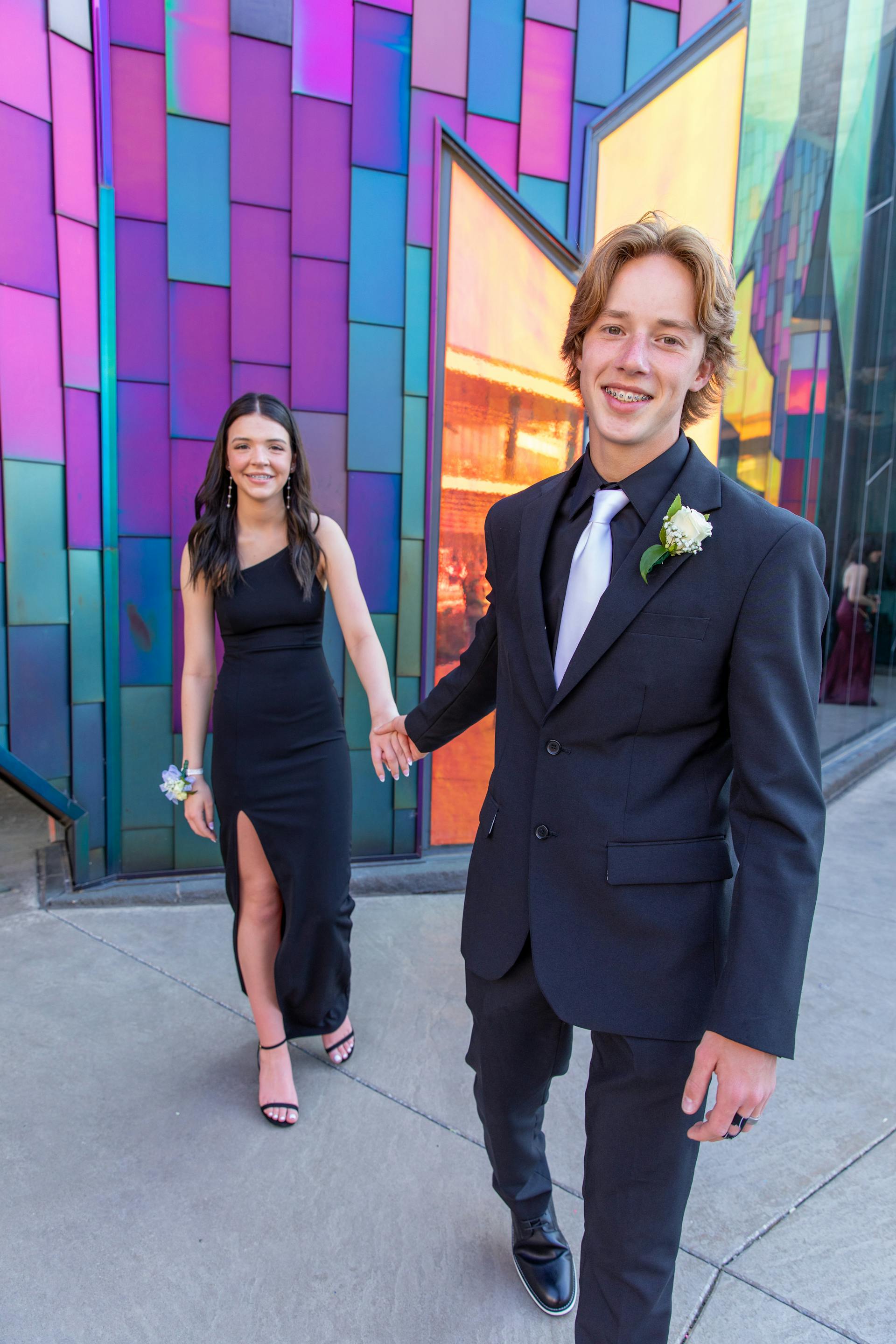 Un jeune couple se tenant par la main | Source : Pexels