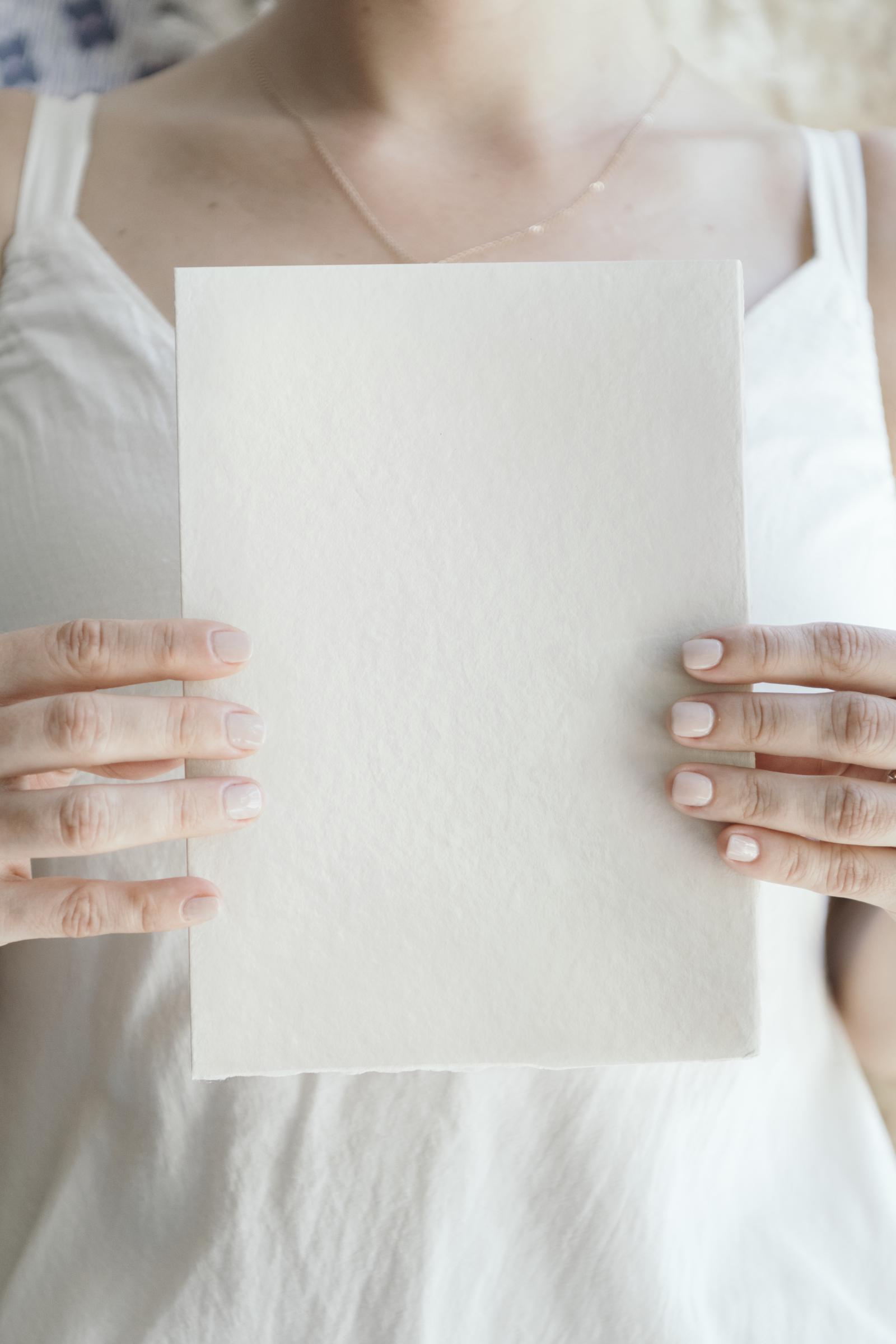 Une femme qui tient une lettre | Source : Freepik