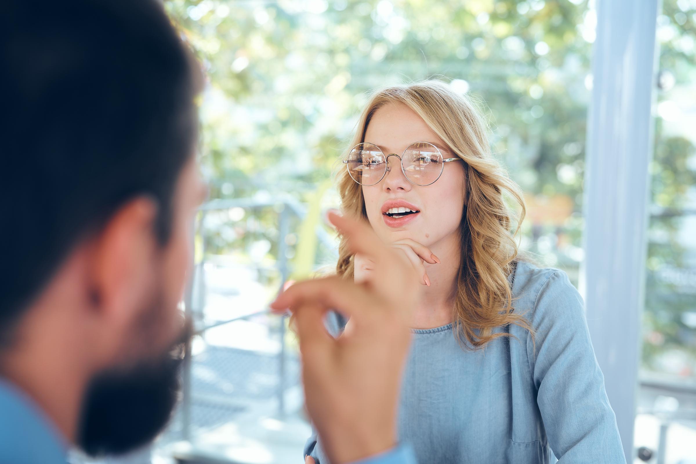 Un couple en pleine conversation | Source : Shutterstock
