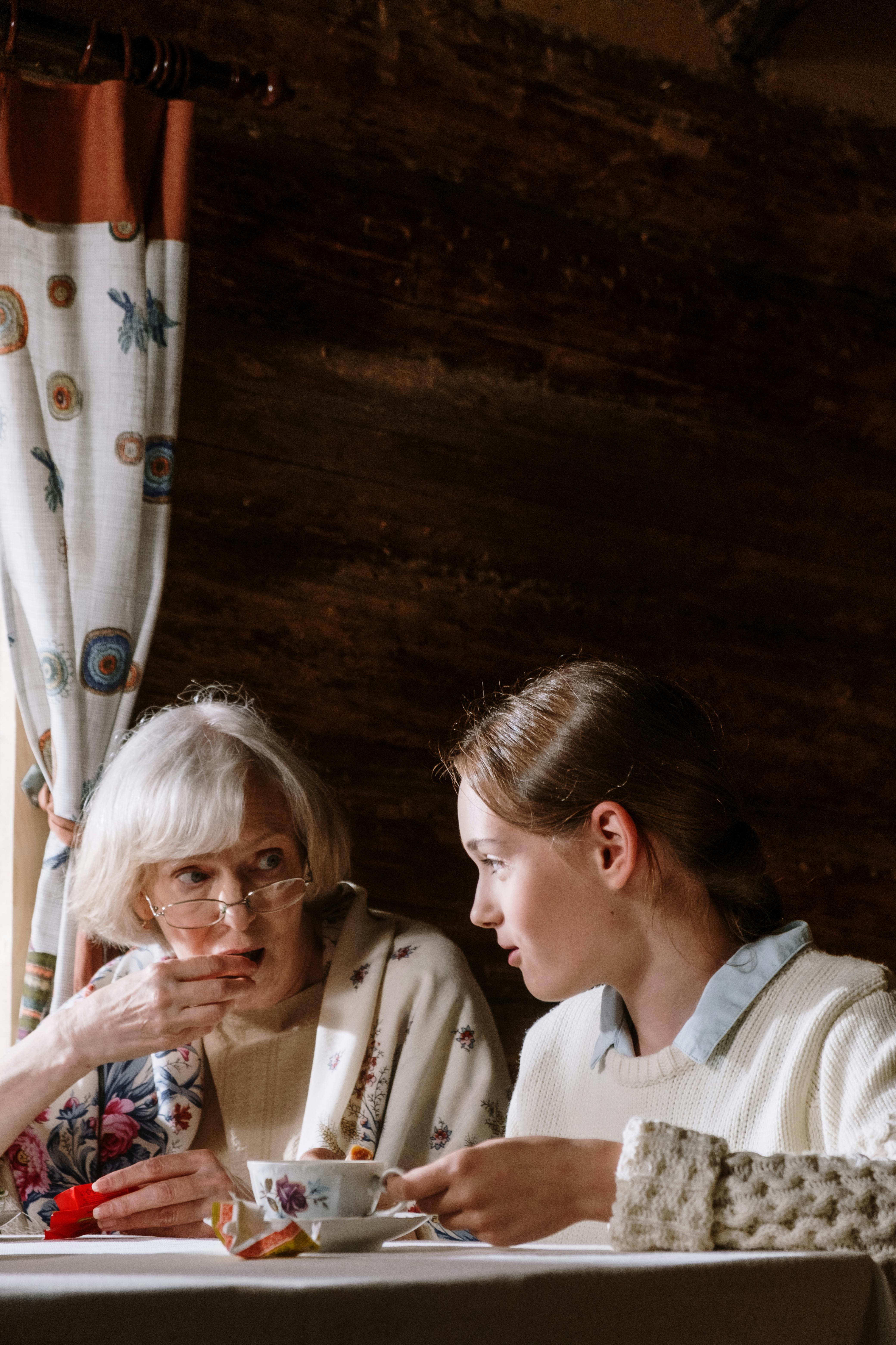 Une femme âgée et une femme plus jeune discutant sérieusement | Source : Pexels