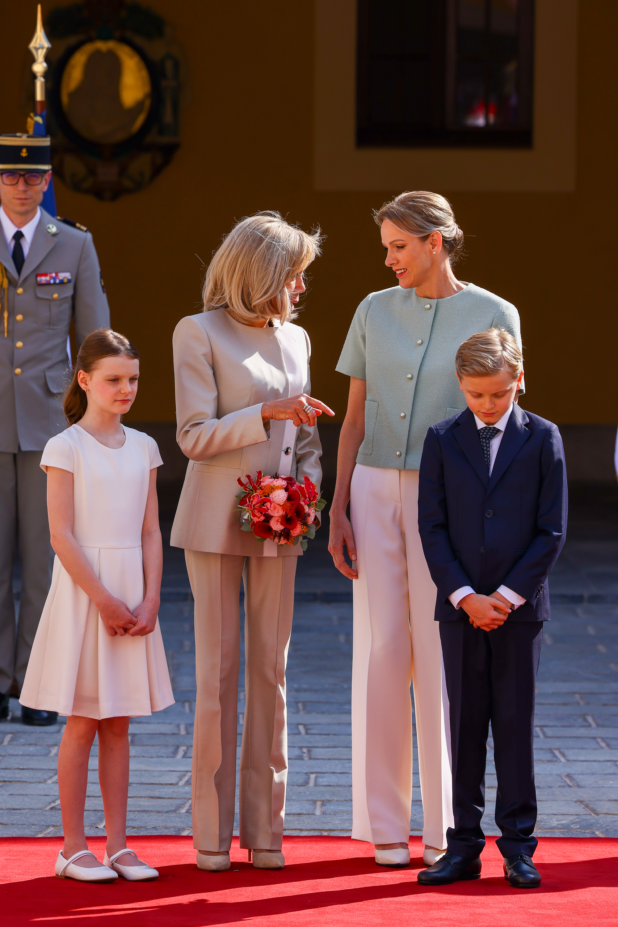La princesse Gabriella de Monaco, Brigitte Macron, la princesse Charlène de Monaco et le prince Jacques de Monaco assistent à une cérémonie de bienvenue à l'arrivée du président français Emmanuel Macron pour une visite d'État de deux jours au Palais princier de Monaco avant l'Unoc3, le 7 juin 2025 à Monaco I Source : Getty Images
