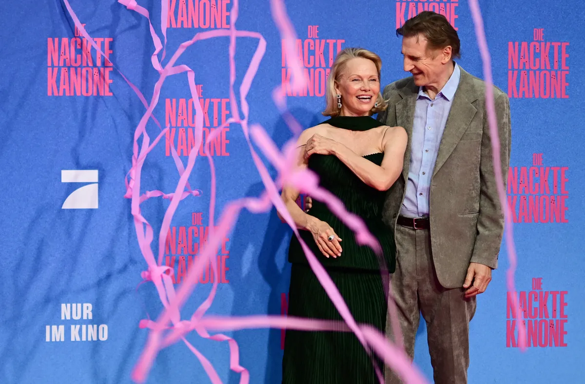 Pamela Anderson et Liam Neeson partagent un rire lors de la première du tapis rouge de "The Naked Gun" le 24 juillet 2025 à Berlin, en Allemagne.