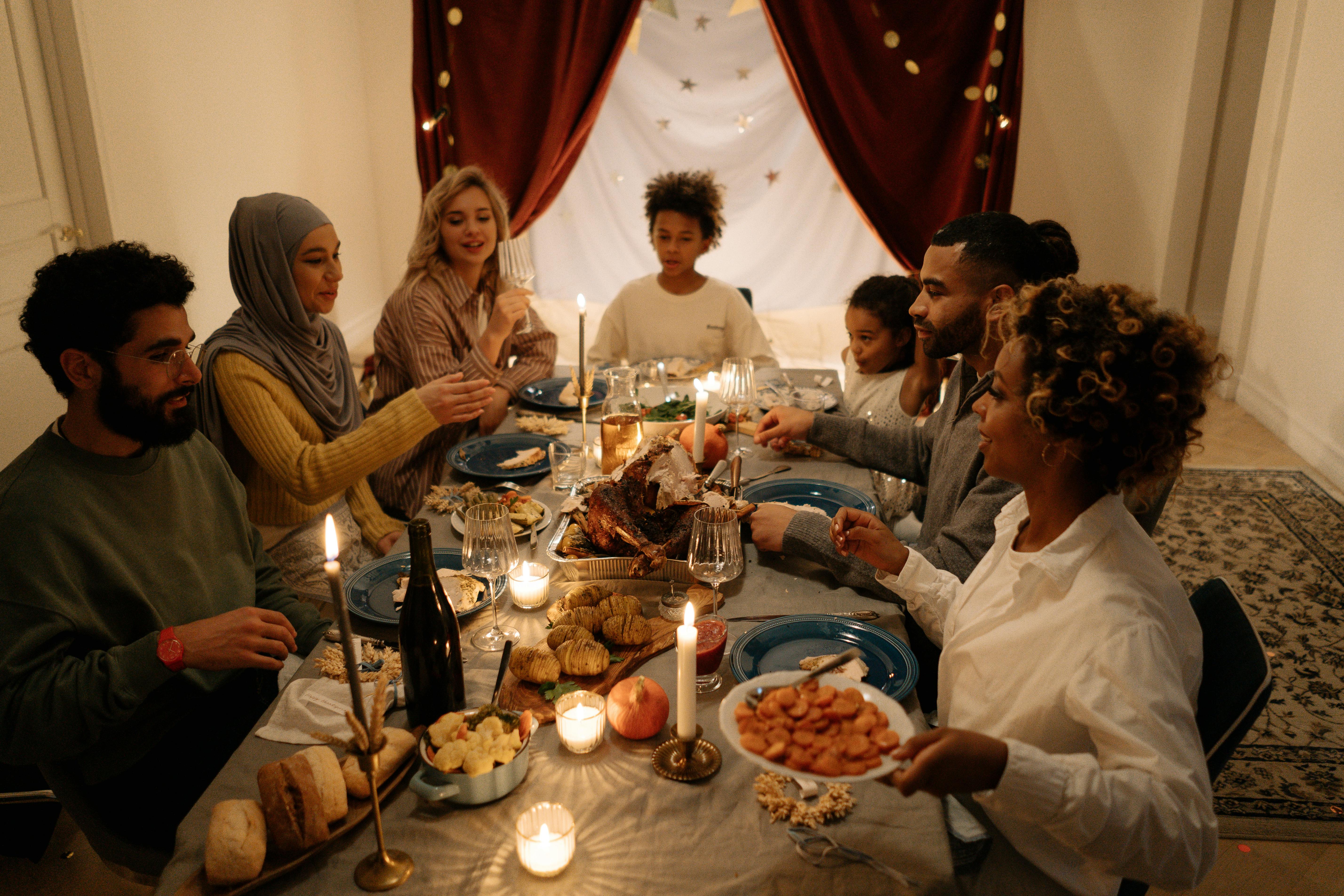 Des gens heureux en train de dîner | Source : Pexels